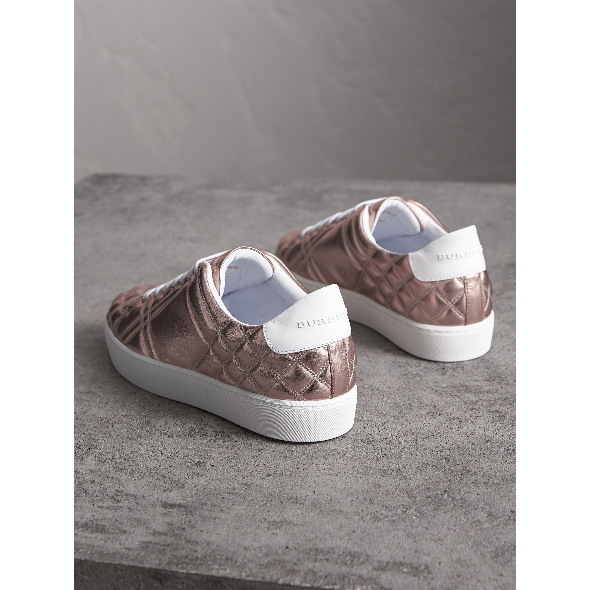 METALLIC NUDE Sneakers en cuir avec matelassage à motif check métallisé