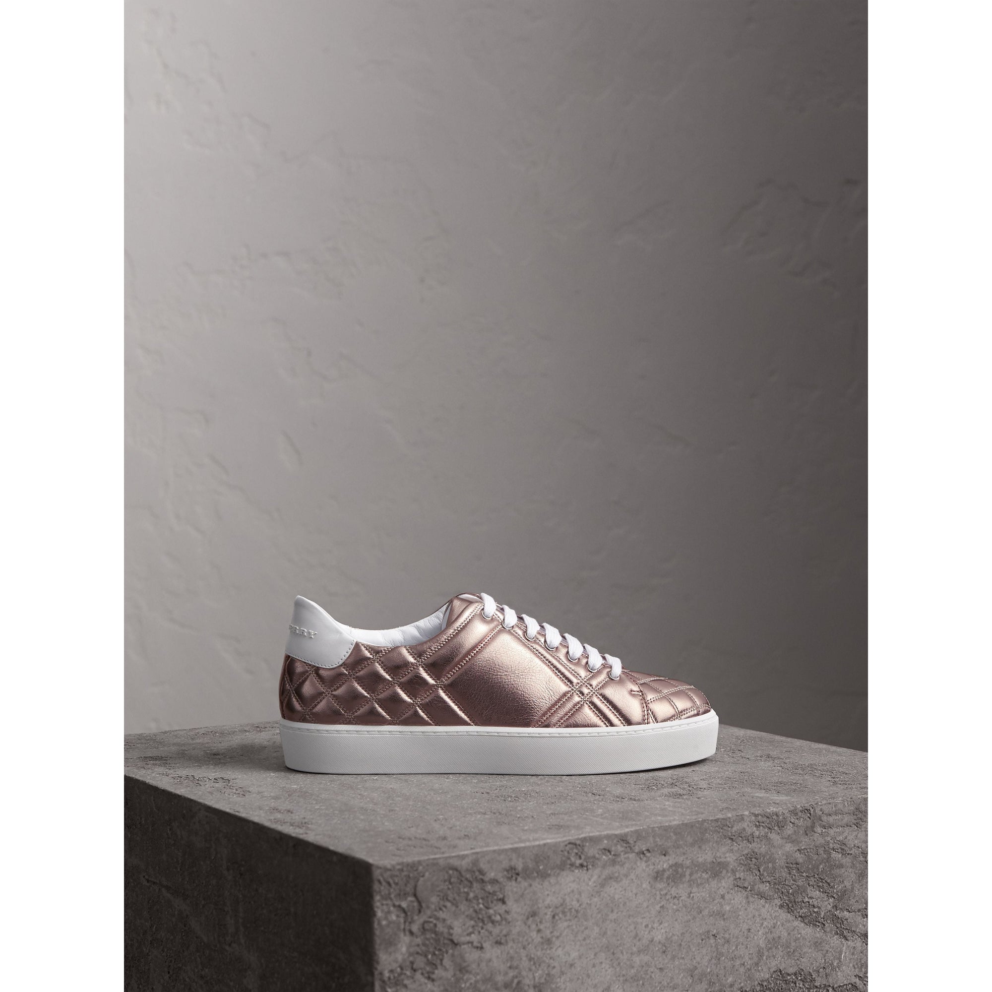 METALLIC NUDE Sneakers en cuir avec matelassage à motif check métallisé