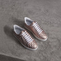 METALLIC NUDE Sneakers en cuir avec matelassage à motif check métallisé
