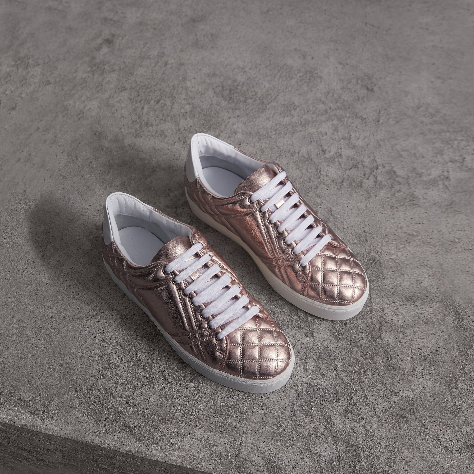 METALLIC NUDE Sneakers en cuir avec matelassage à motif check métallisé