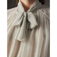 NATURAL WHITE/NAVY Chemisier en crépon de soie avec imprimé à petits pois et ruban à nouer