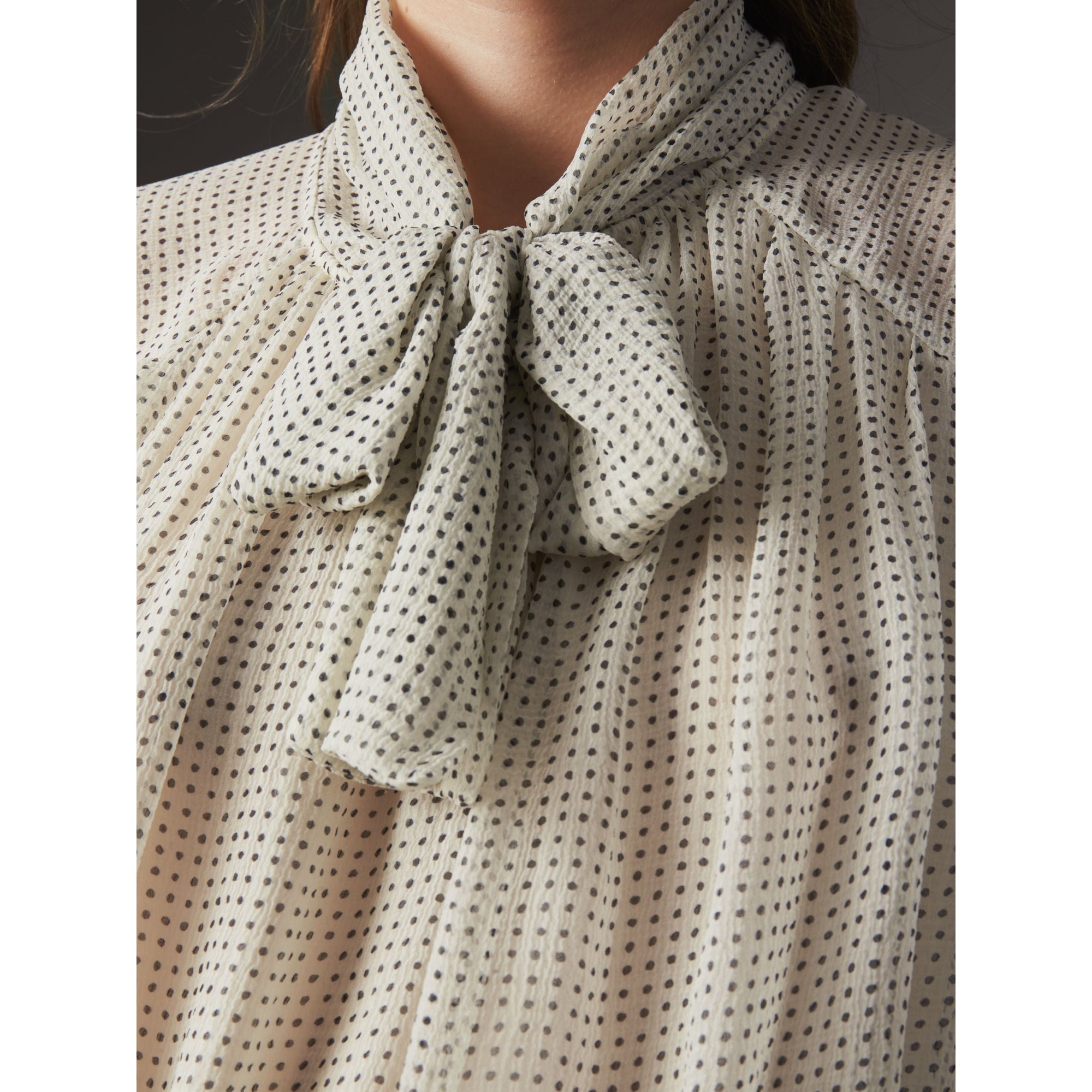 NATURAL WHITE/NAVY Chemisier en crépon de soie avec imprimé à petits pois et ruban à nouer