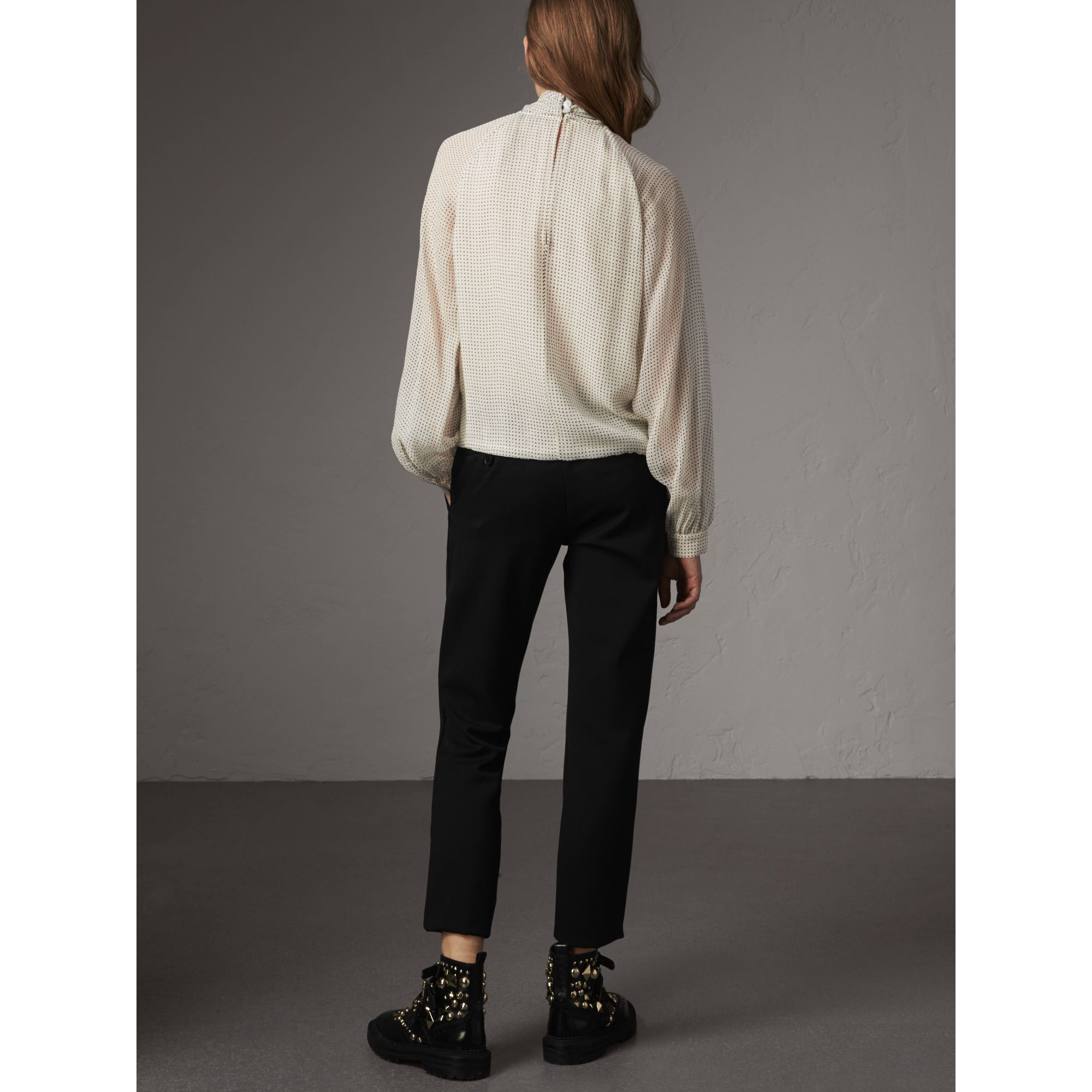 NATURAL WHITE/NAVY Chemisier en crépon de soie avec imprimé à petits pois et ruban à nouer