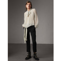 NATURAL WHITE/NAVY Chemisier en crépon de soie avec imprimé à petits pois et ruban à nouer