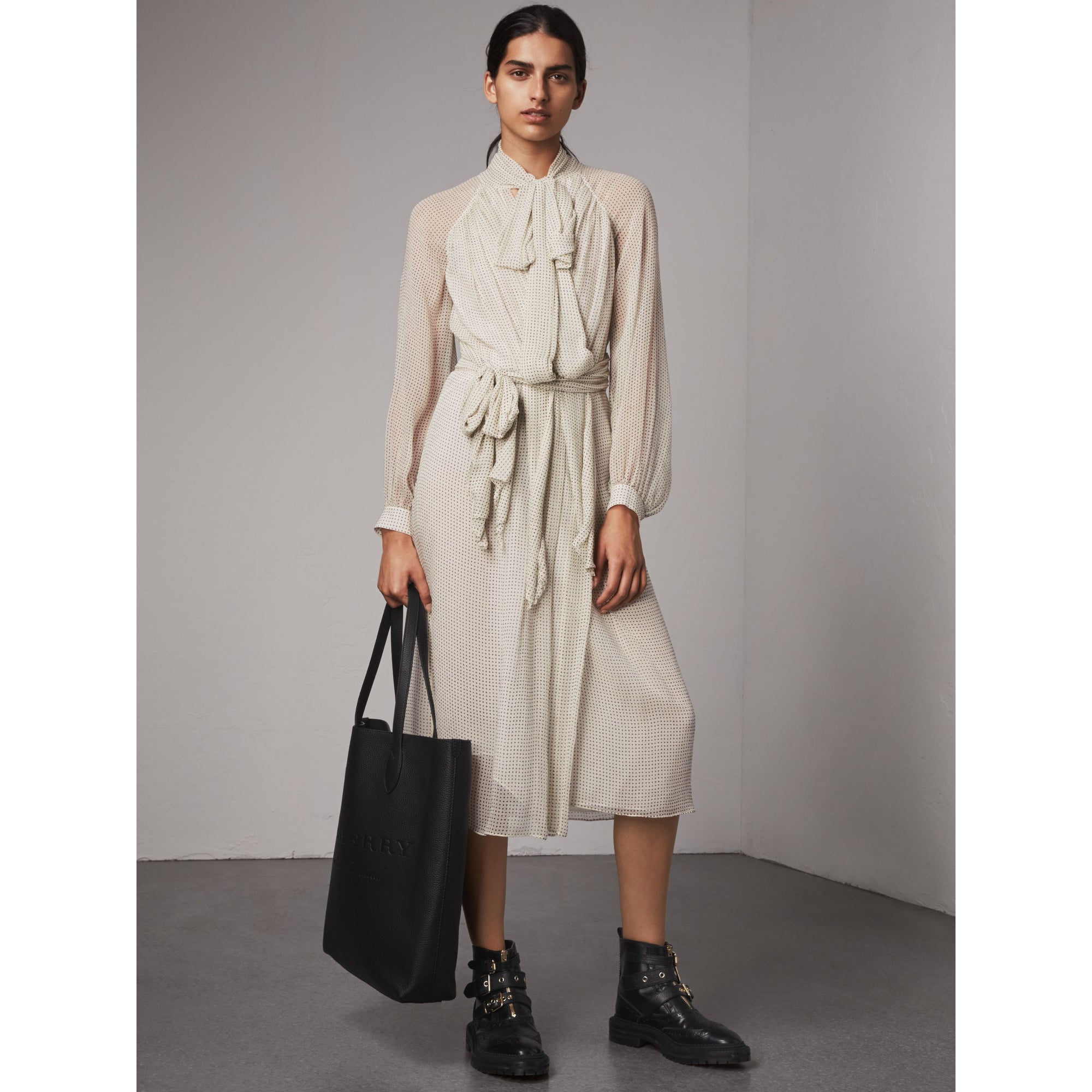 BLACK Sac tote en cuir estampé