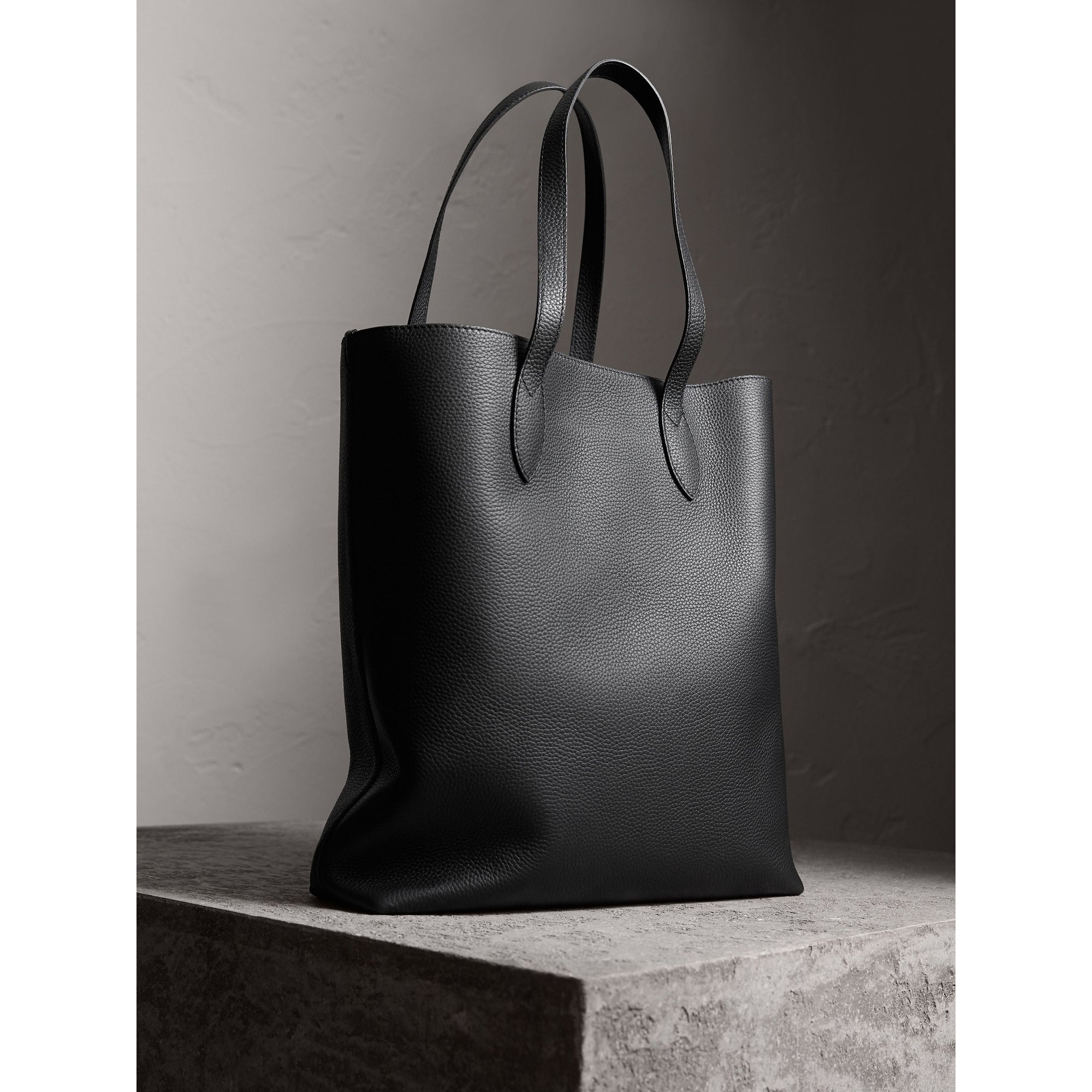 BLACK Sac tote en cuir estampé