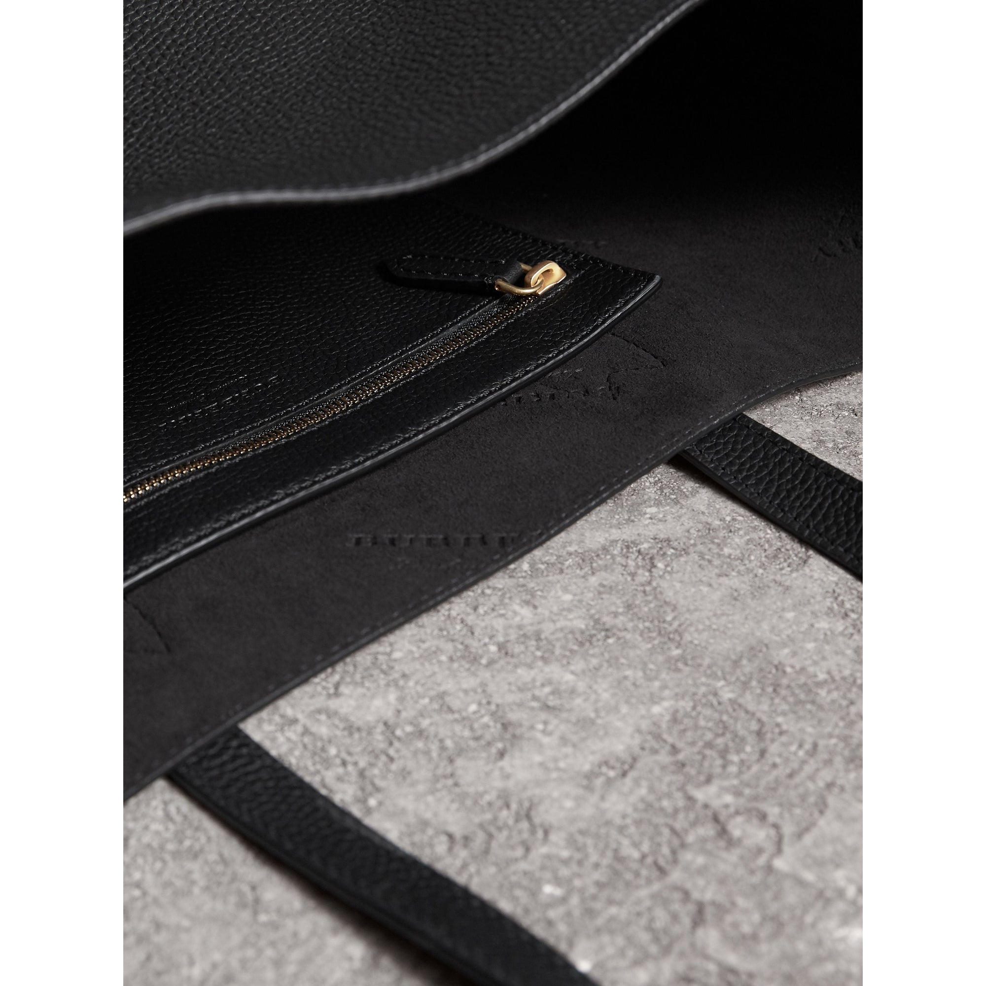 BLACK Sac tote en cuir estampé