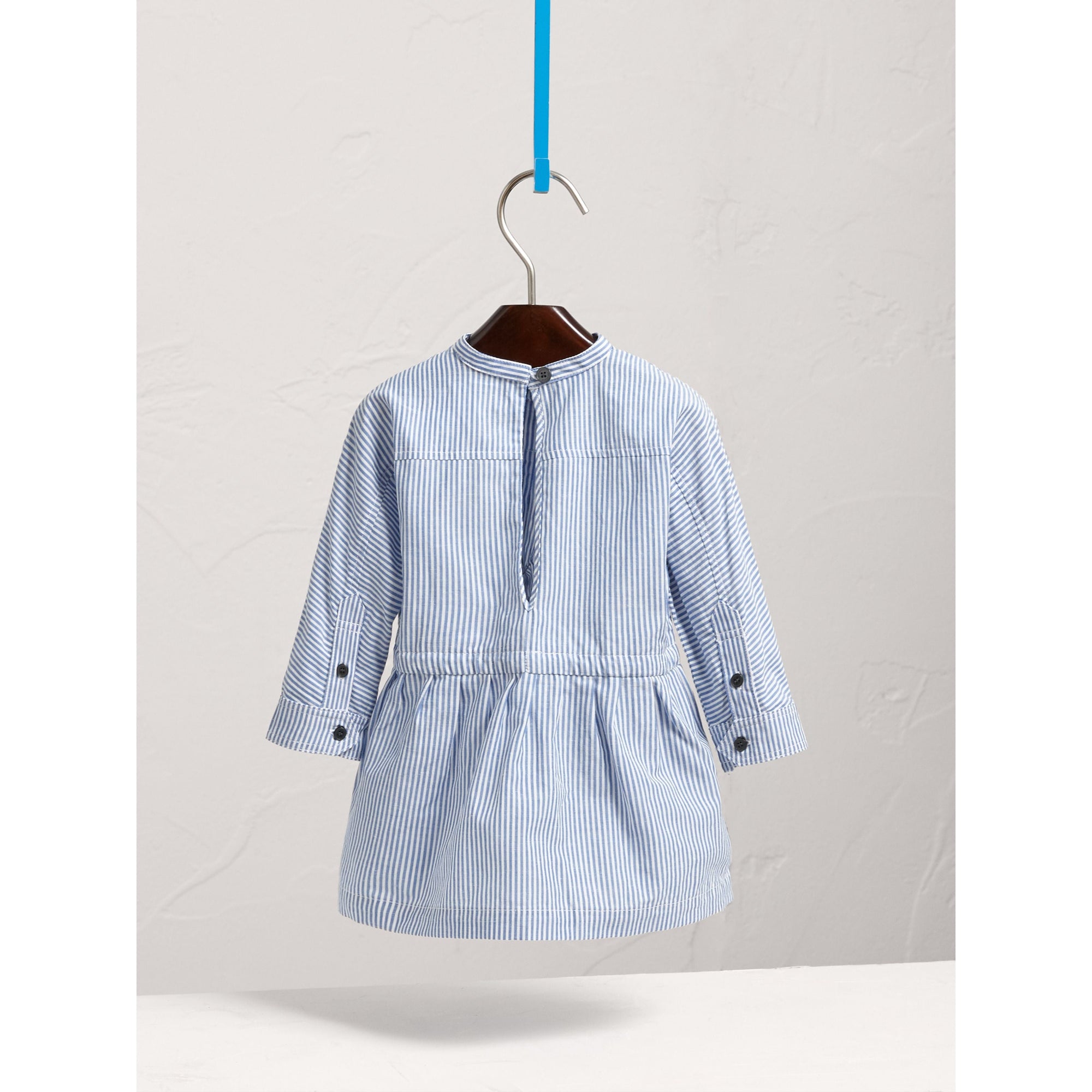 PALE BLUE/WHITE Robe chemise en coton et lin avec appliqué icônes londoniennes