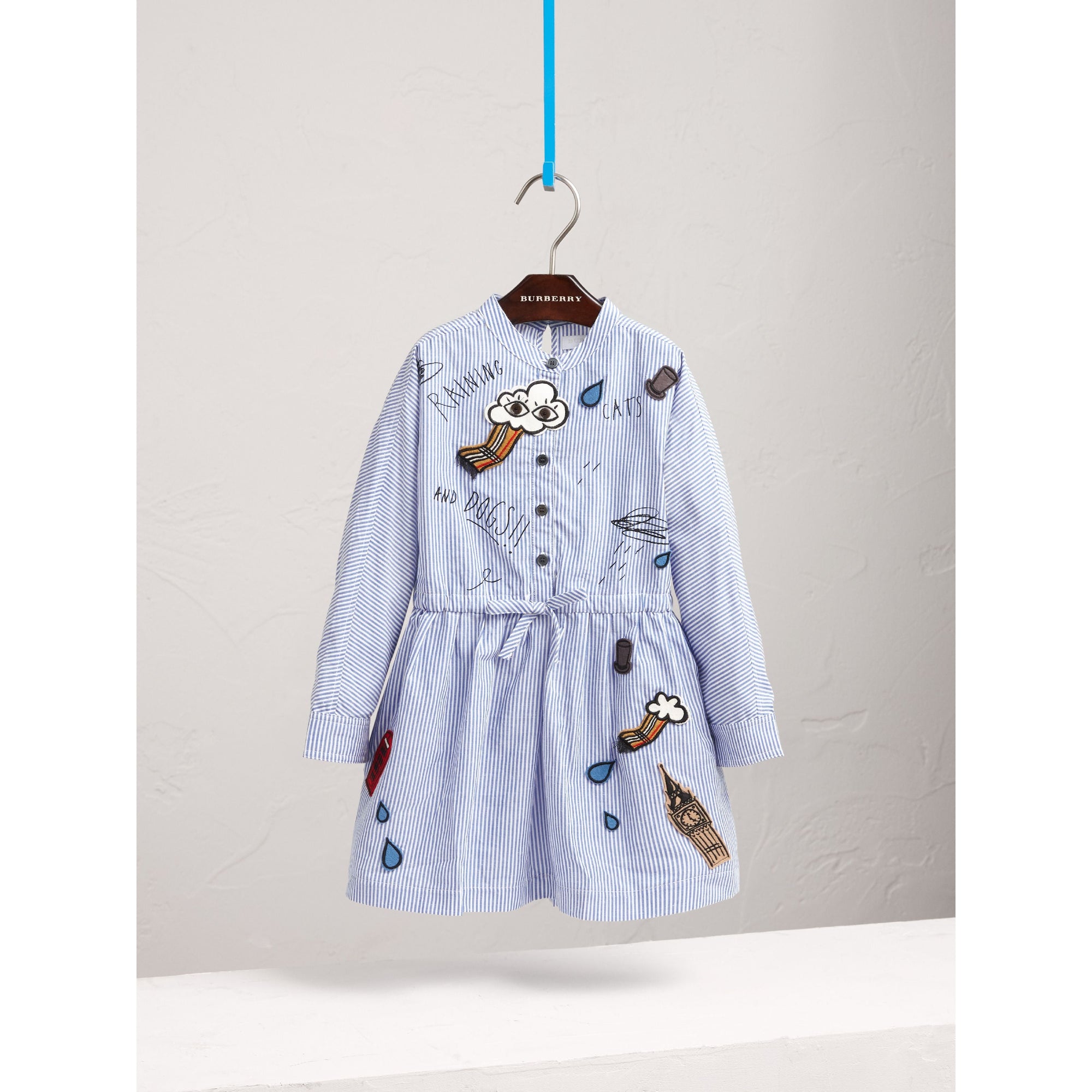 PALE BLUE/WHITE Robe chemise en coton et lin avec appliqué icônes londoniennes