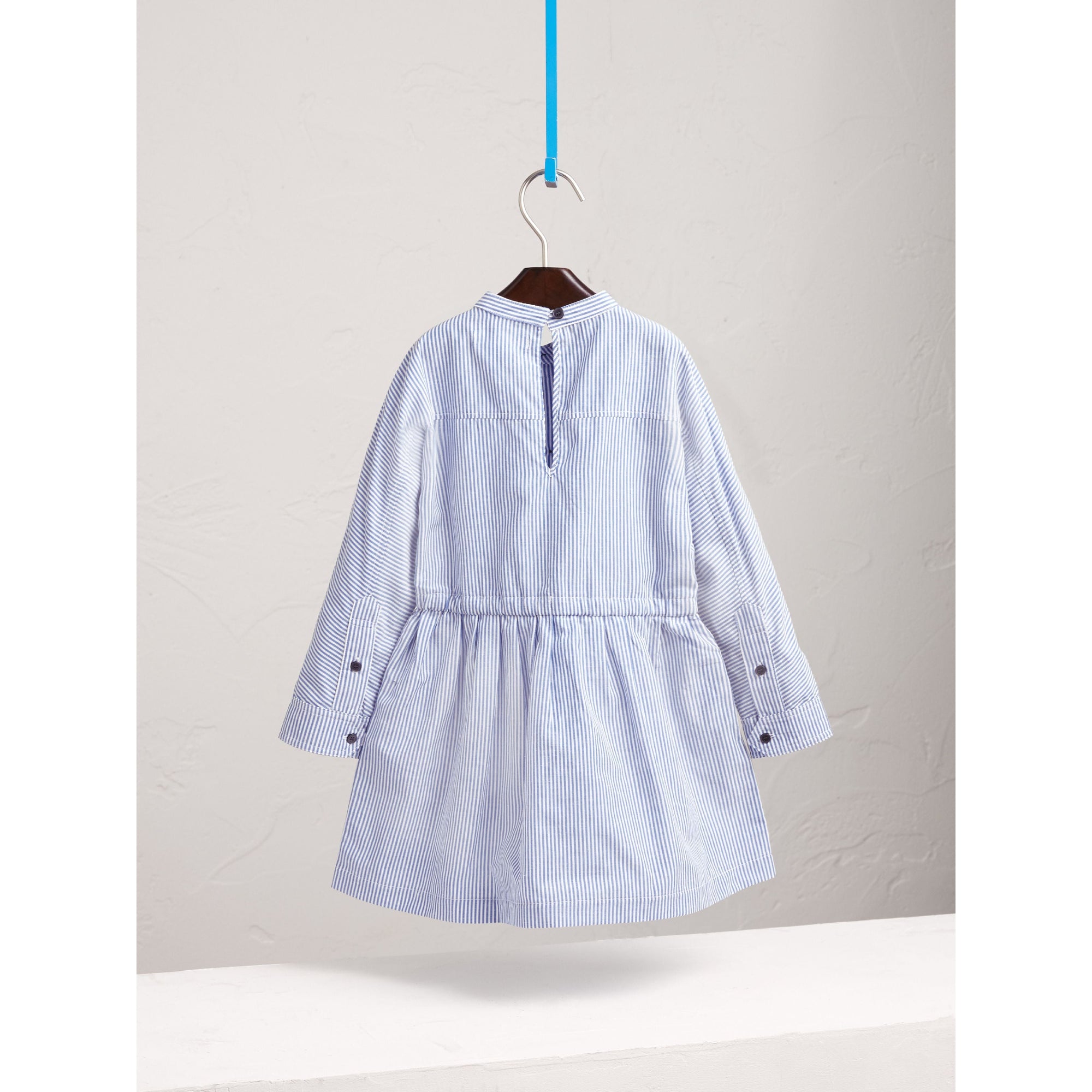 PALE BLUE/WHITE Robe chemise en coton et lin avec appliqué icônes londoniennes