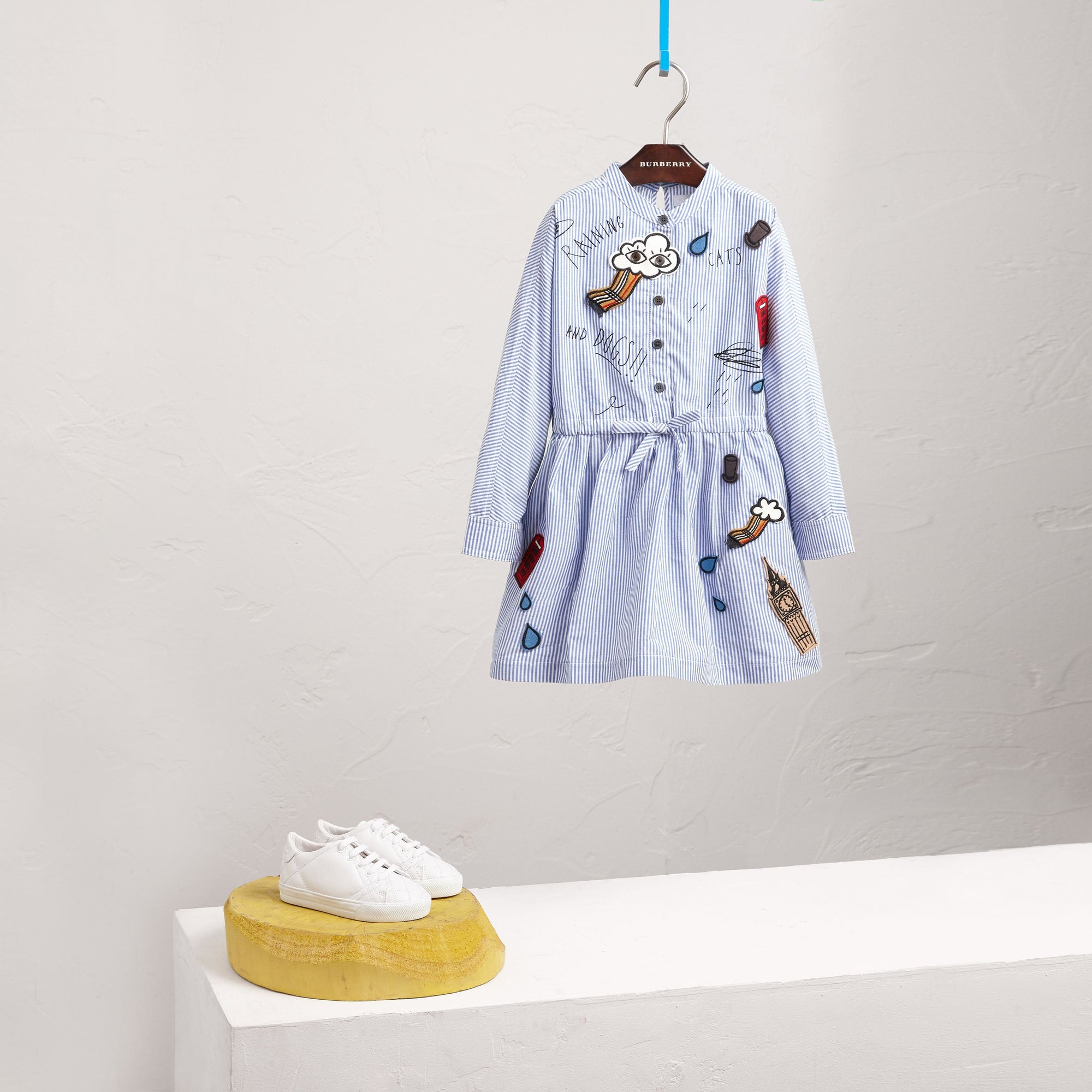 PALE BLUE/WHITE Robe chemise en coton et lin avec appliqué icônes londoniennes