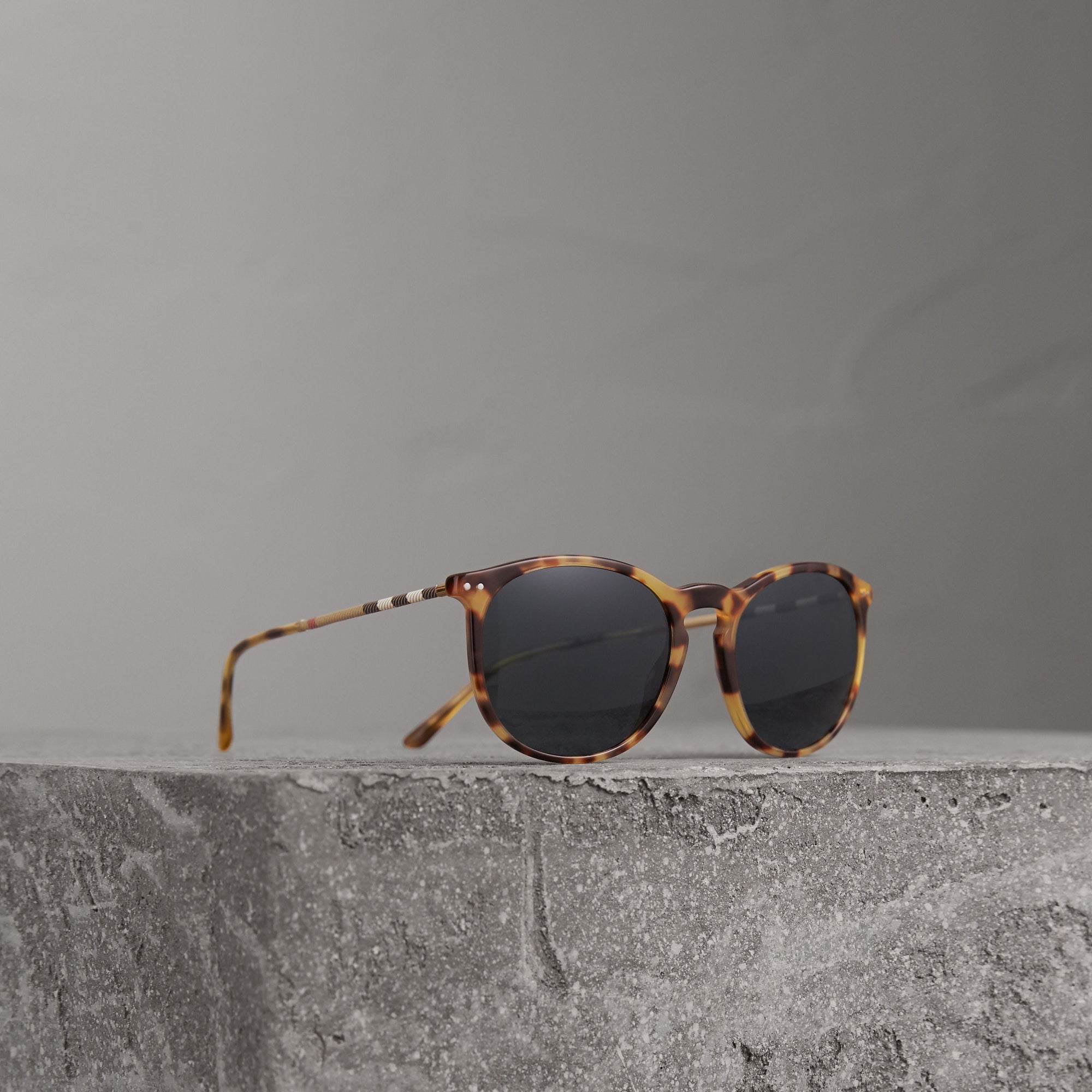 DARK BROWN Lunettes de soleil à monture ronde avec motif check