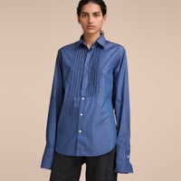 DENIM BLUE Chemise en coton unisexe avec plastron nervuré et poignets mousquetaires