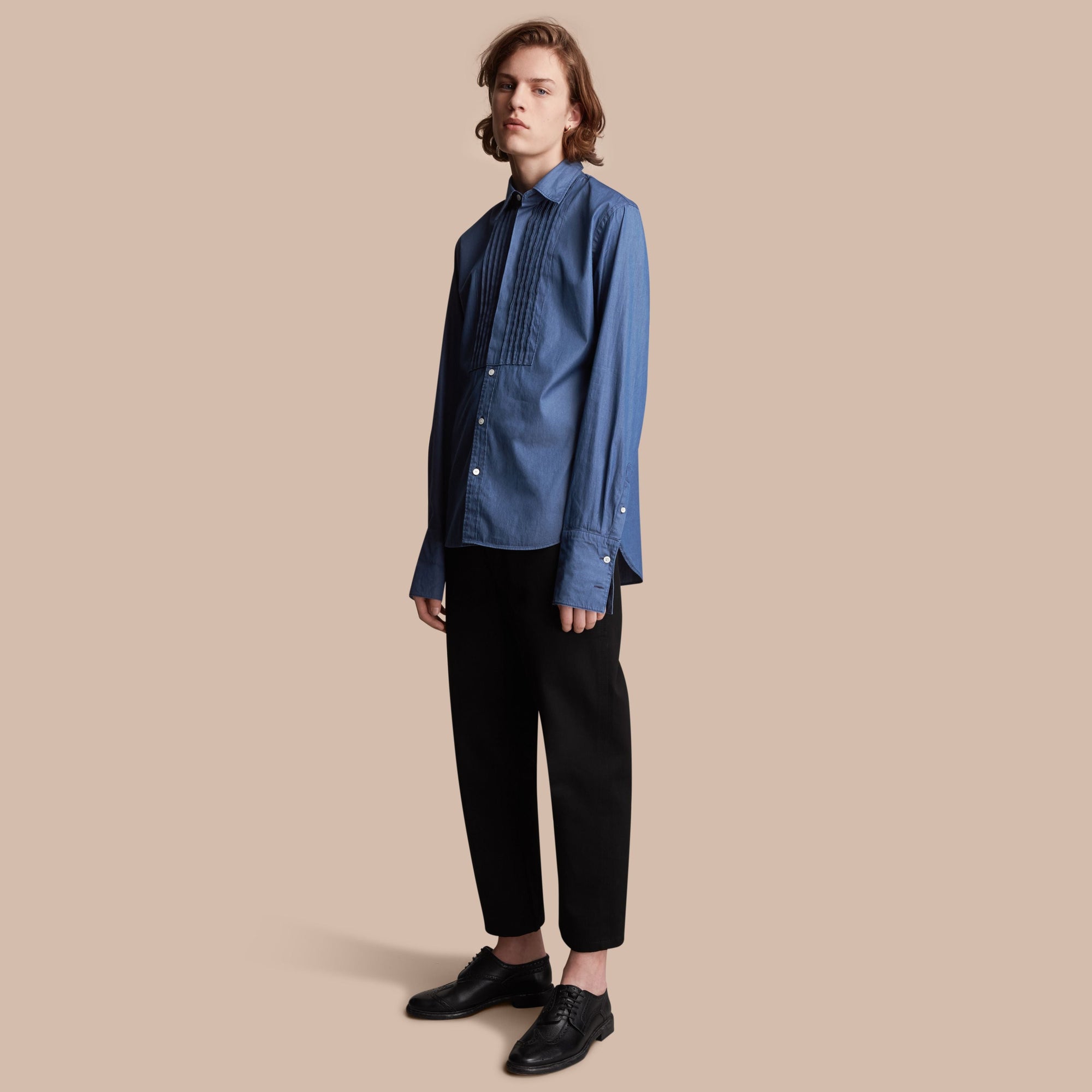DENIM BLUE Chemise en coton unisexe avec plastron nervuré et poignets mousquetaires