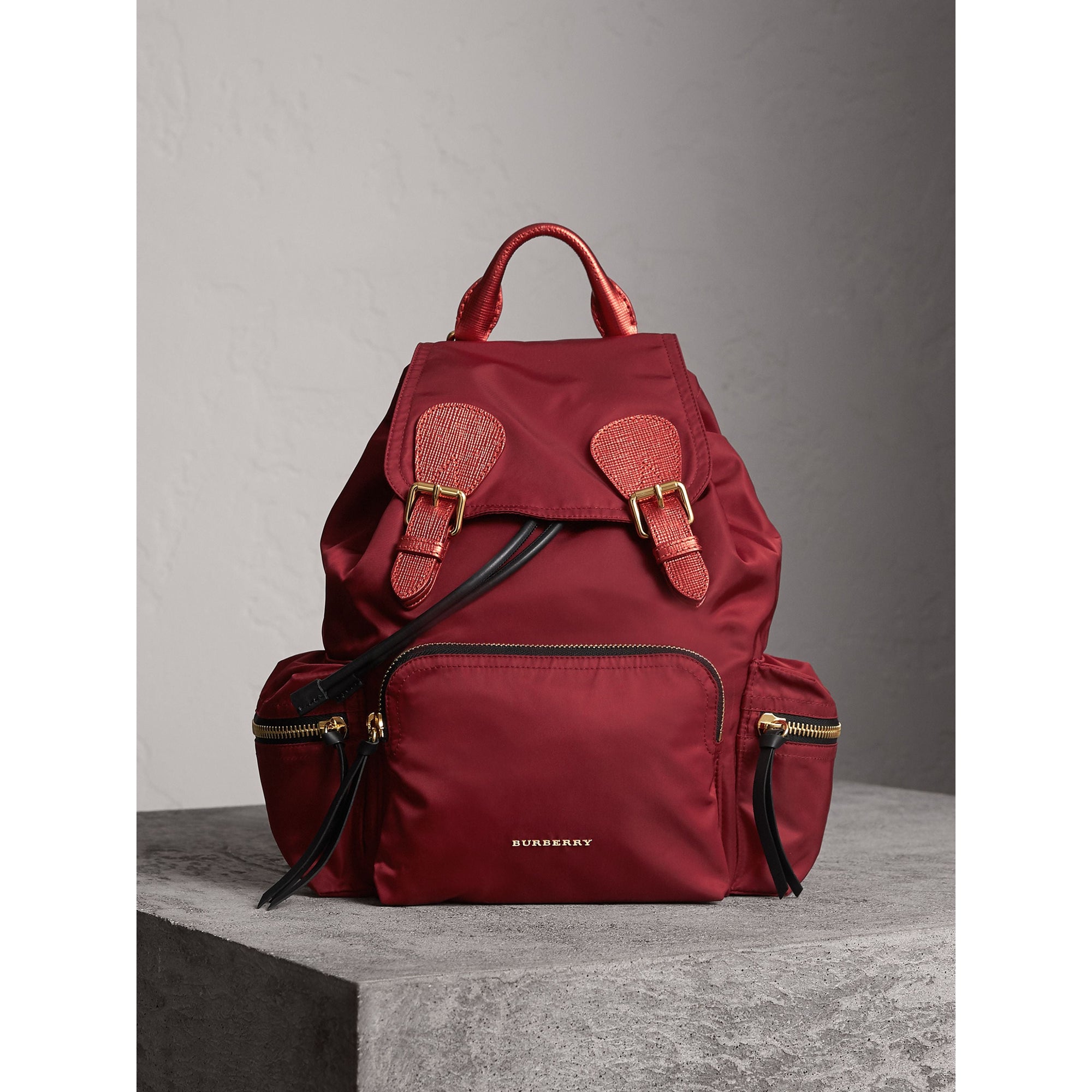 CRIMSON RED/CRIM RED Sac The Rucksack moyen en nylon technique et cuir