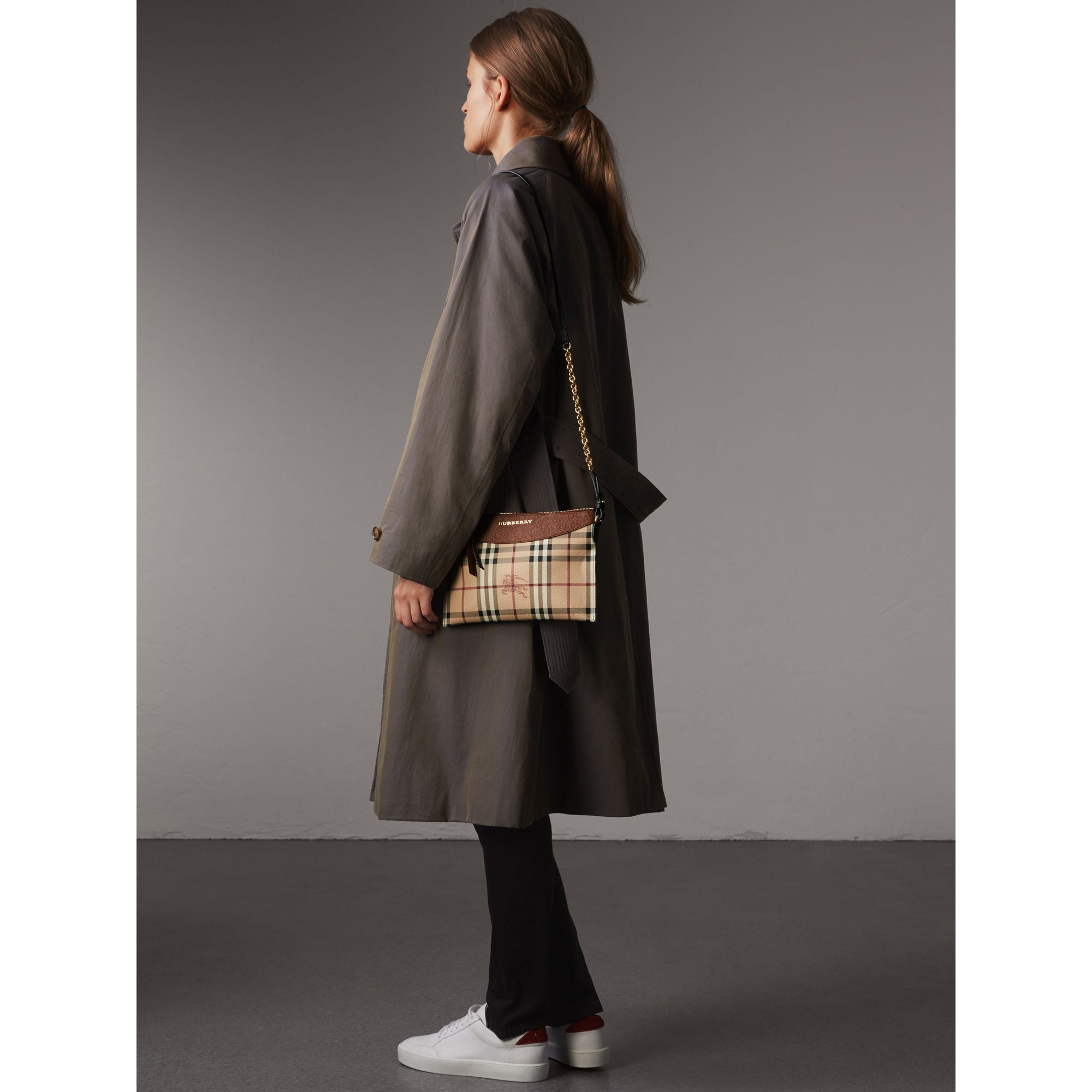 BRIGHT TOFFEE/MULTI Clutch bicolore en cuir et tissu Haymarket check