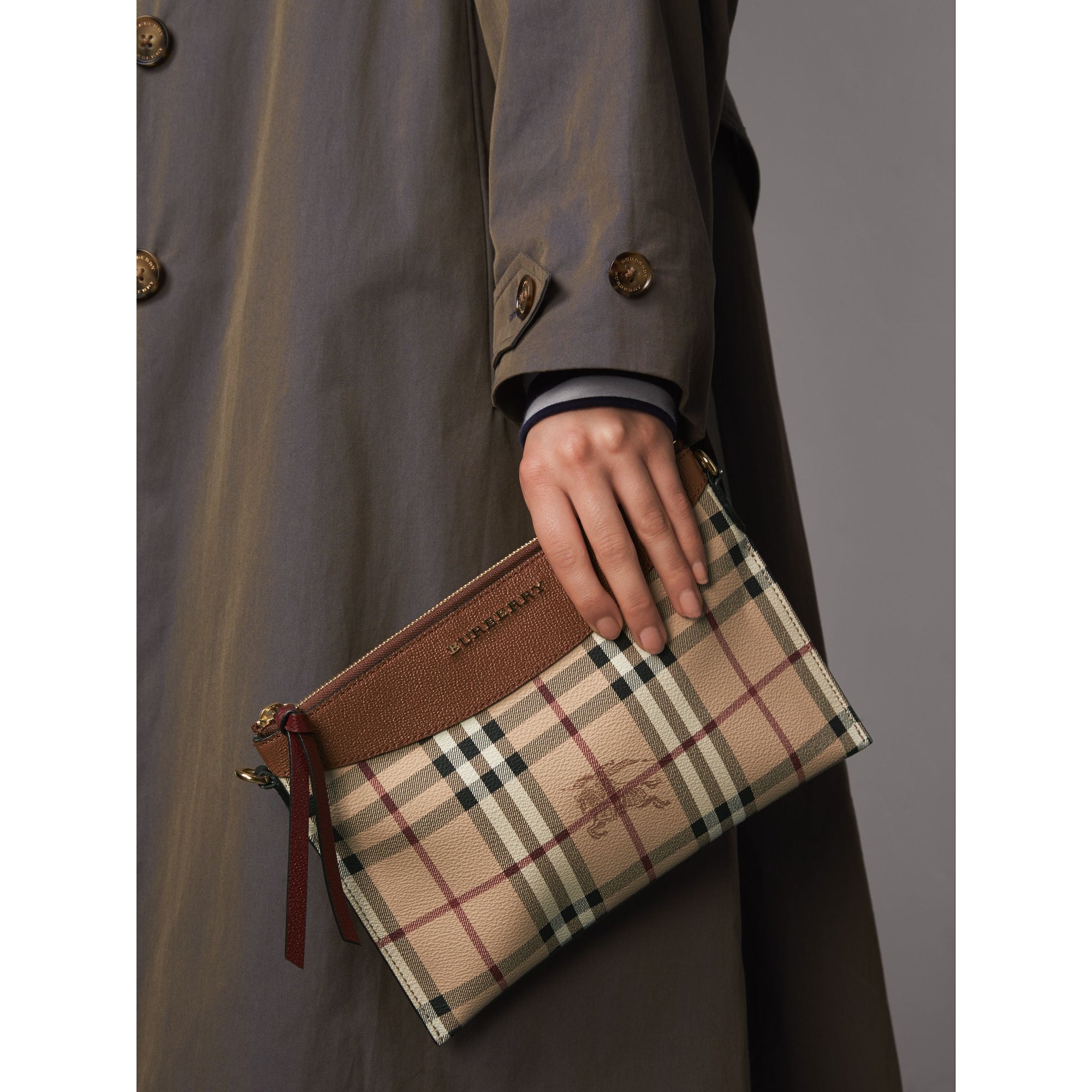 BRIGHT TOFFEE/MULTI Clutch bicolore en cuir et tissu Haymarket check
