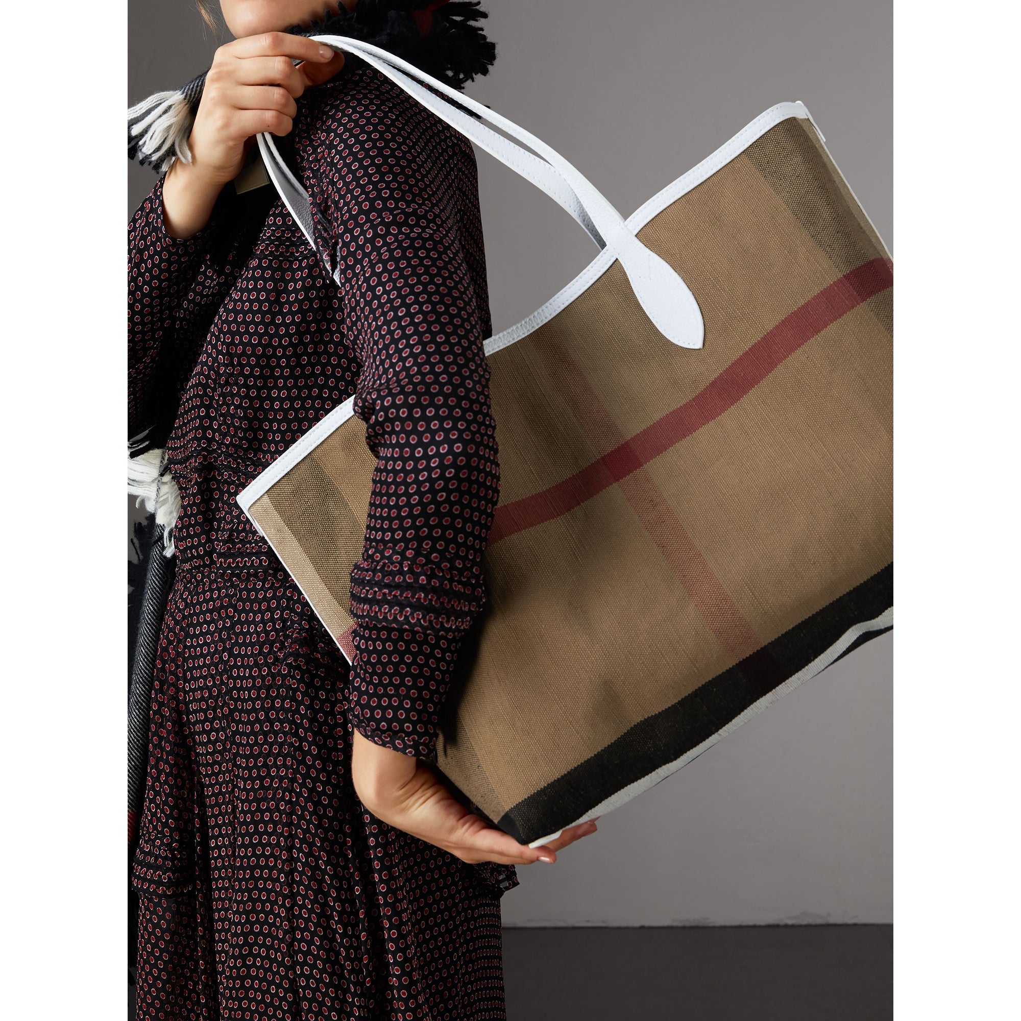 CLASSIC/WHITE/WHITE Sac tote Doodle moyen réversible