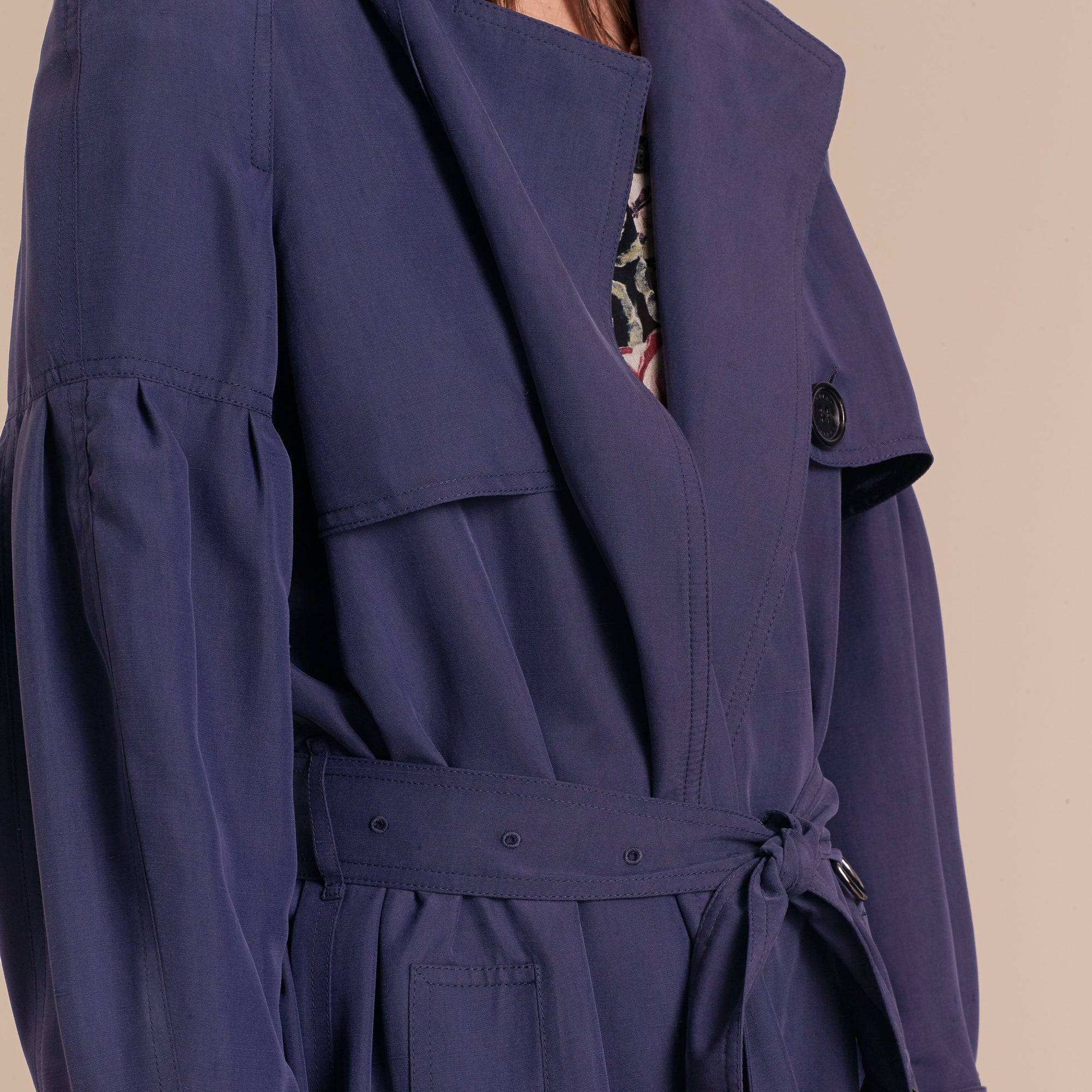NAVY Trench-coat en soie oversize avec manches bouffantes