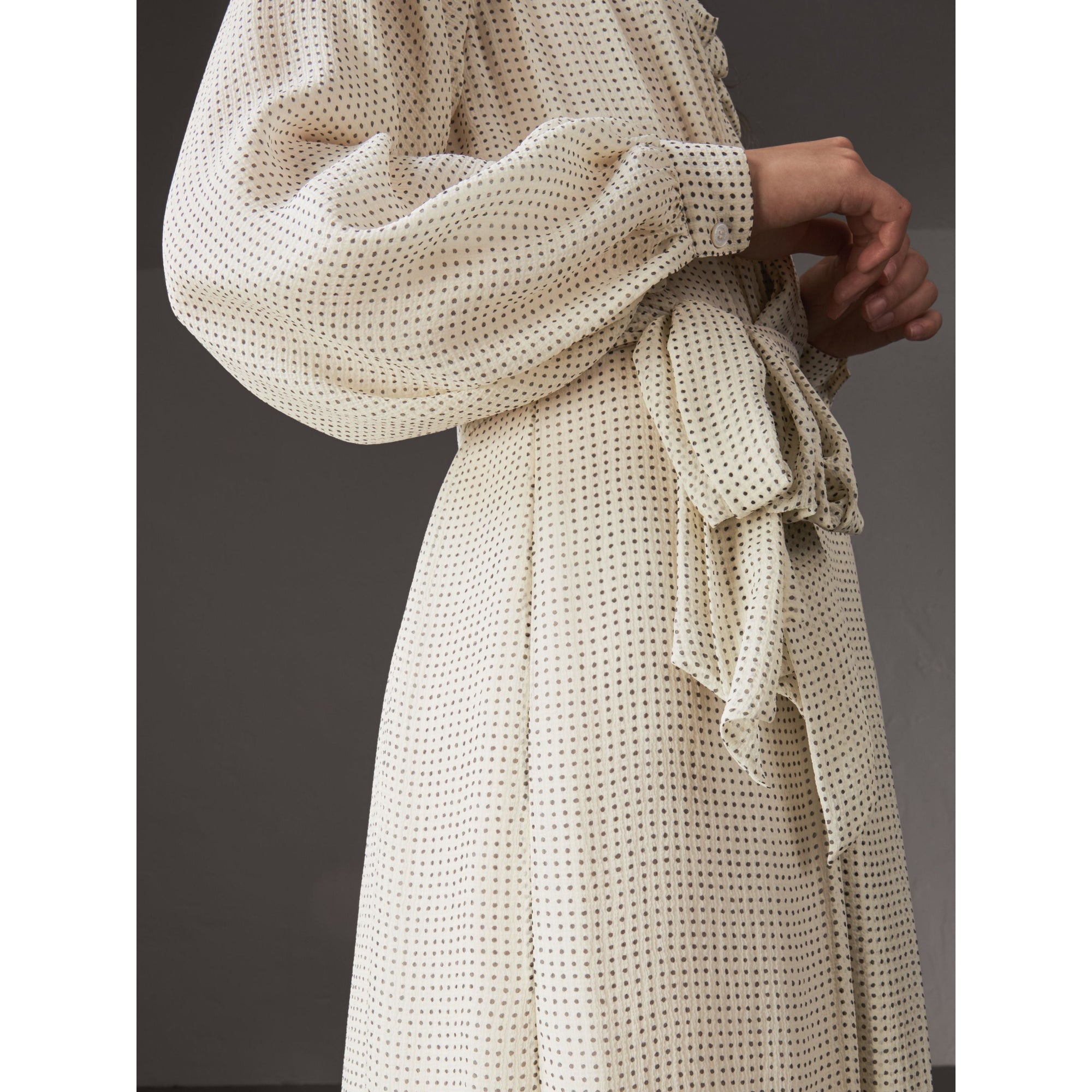 Robe à col lavallière en crépon de soie avec motif à pois - Blanc naturel & marine