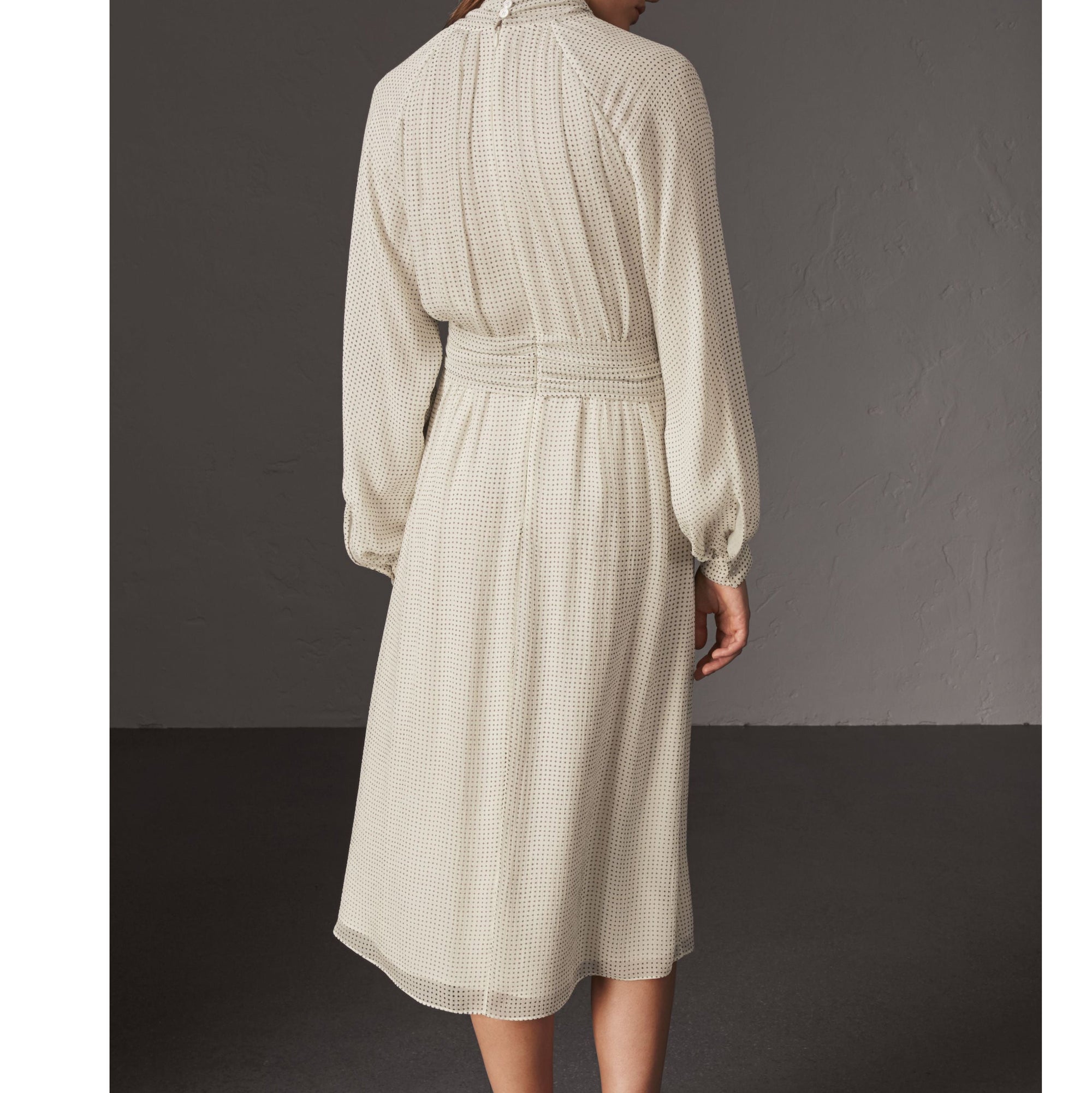 Robe à col lavallière en crépon de soie avec motif à pois - Blanc naturel & marine