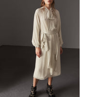 Robe à col lavallière en crépon de soie avec motif à pois - Blanc naturel & marine