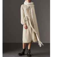 Robe à col lavallière en crépon de soie avec motif à pois - Blanc naturel & marine