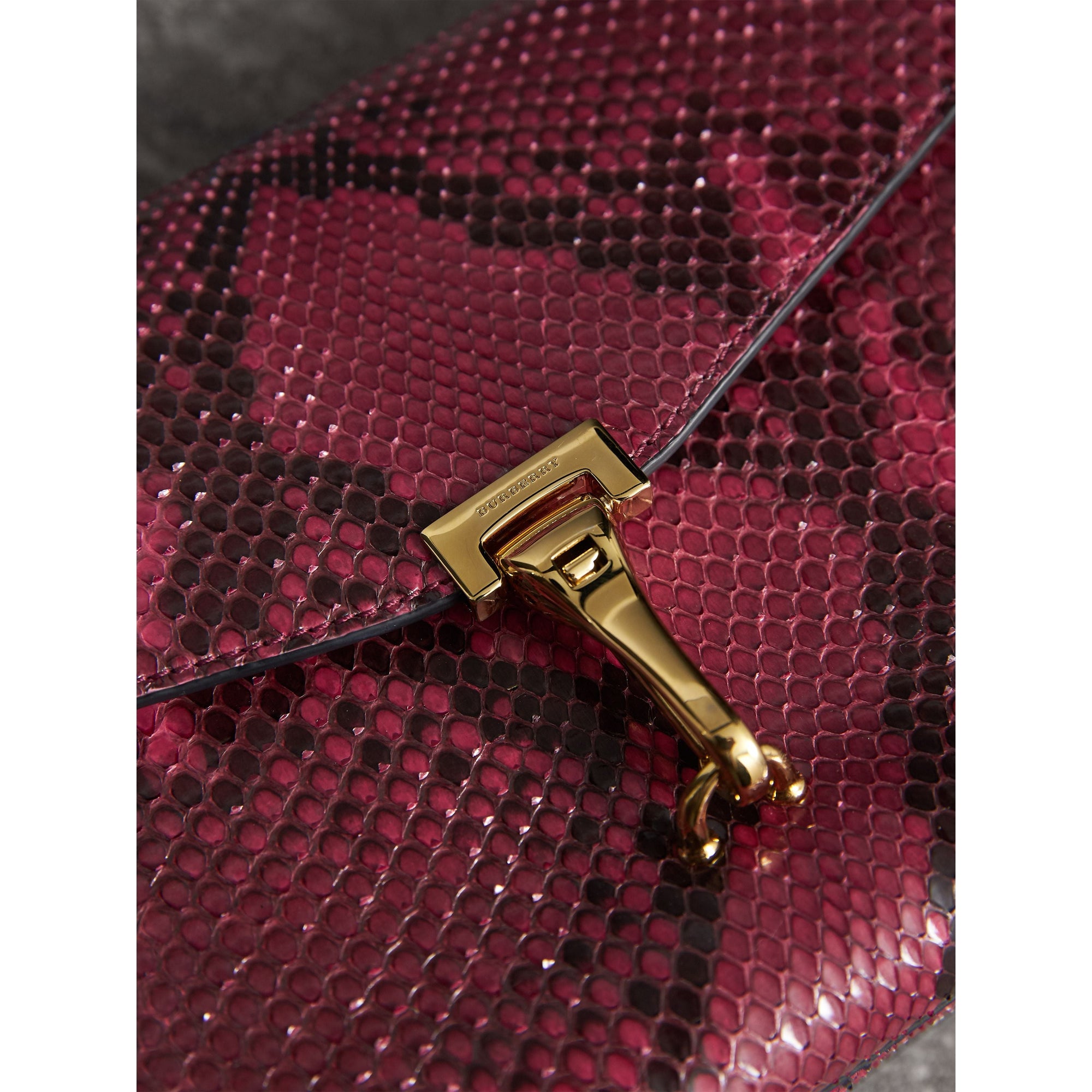 Petit sac à bandoulière en python - Rose Bordeaux