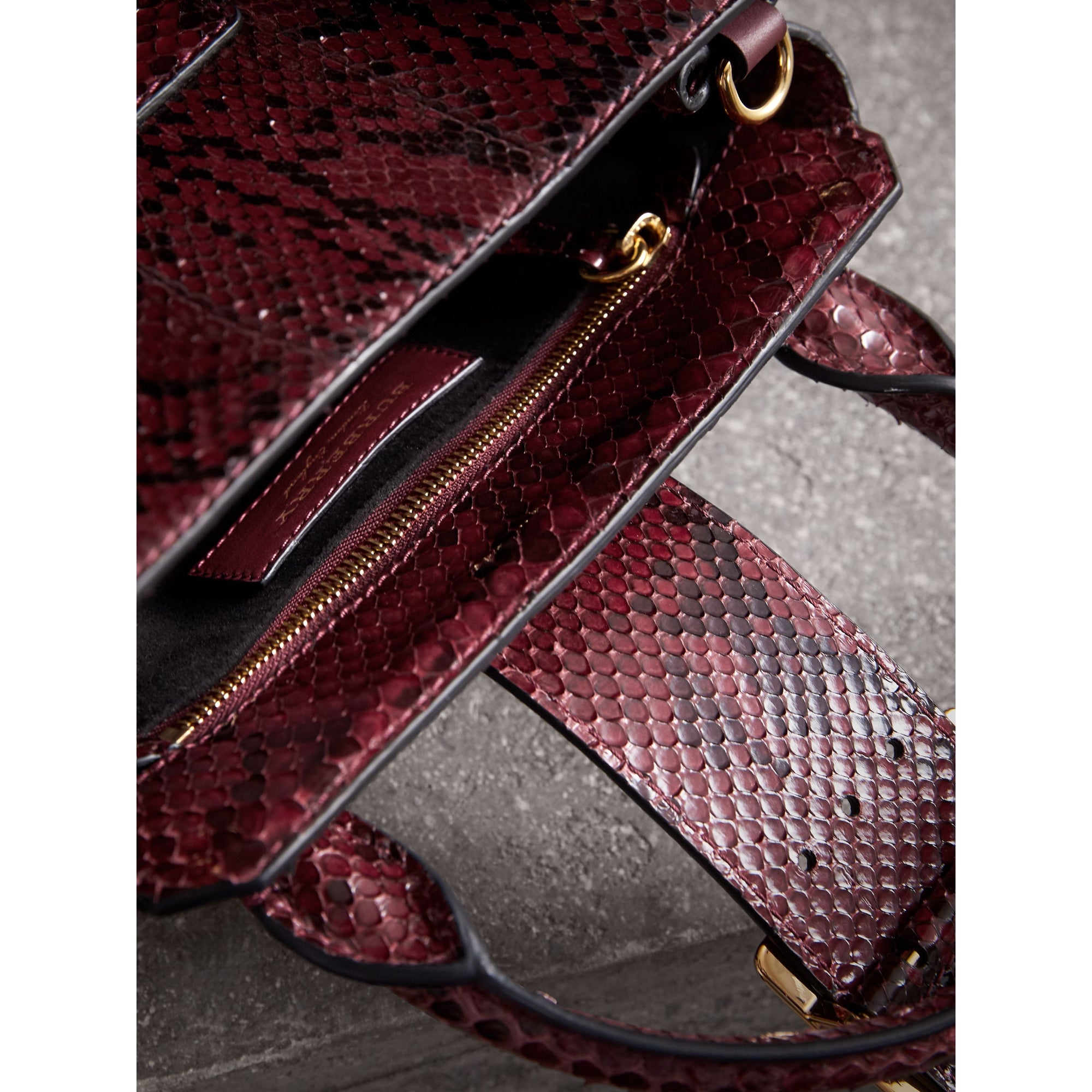 Petit sac tote The Buckle en python - Rouge Bourgogne