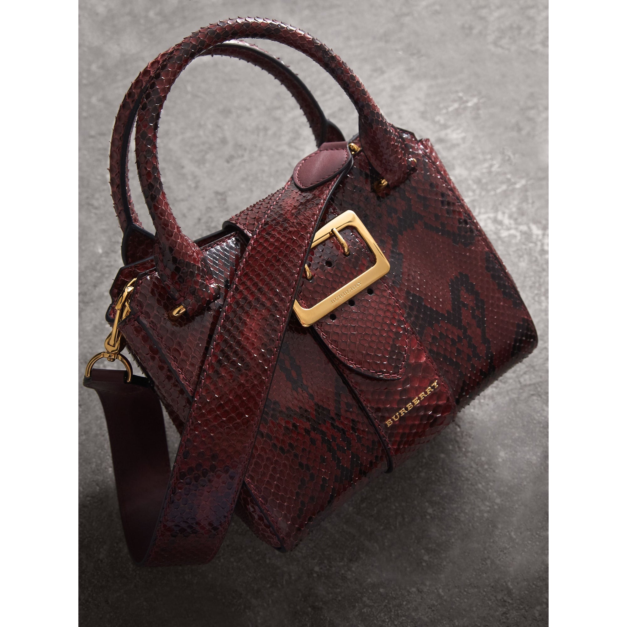 Petit sac tote The Buckle en python - Rouge Bourgogne