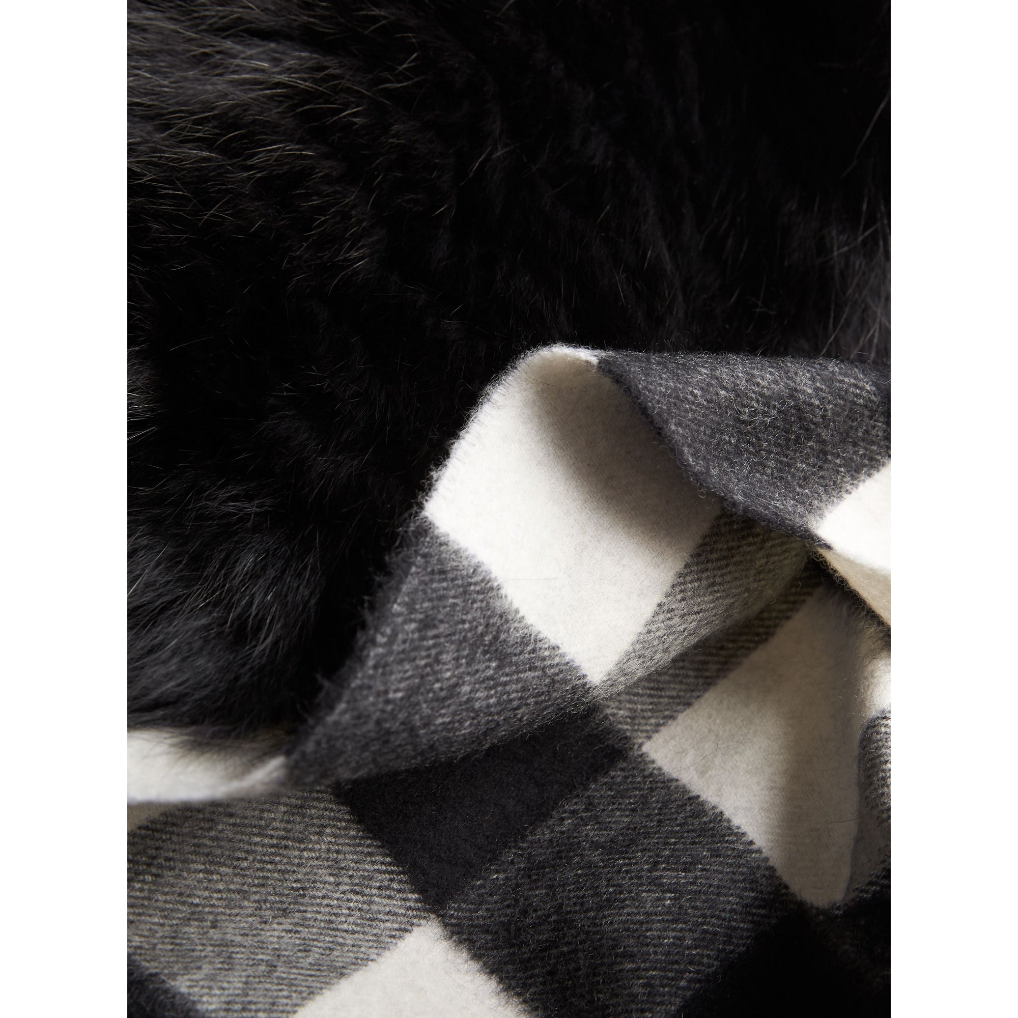 BLACK/BLACK Écharpe en cachemire à motif check avec bordure en fourrure de renard