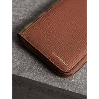 CHESTNUT BROWN Portefeuille zippé en cuir grainé et tissu House check