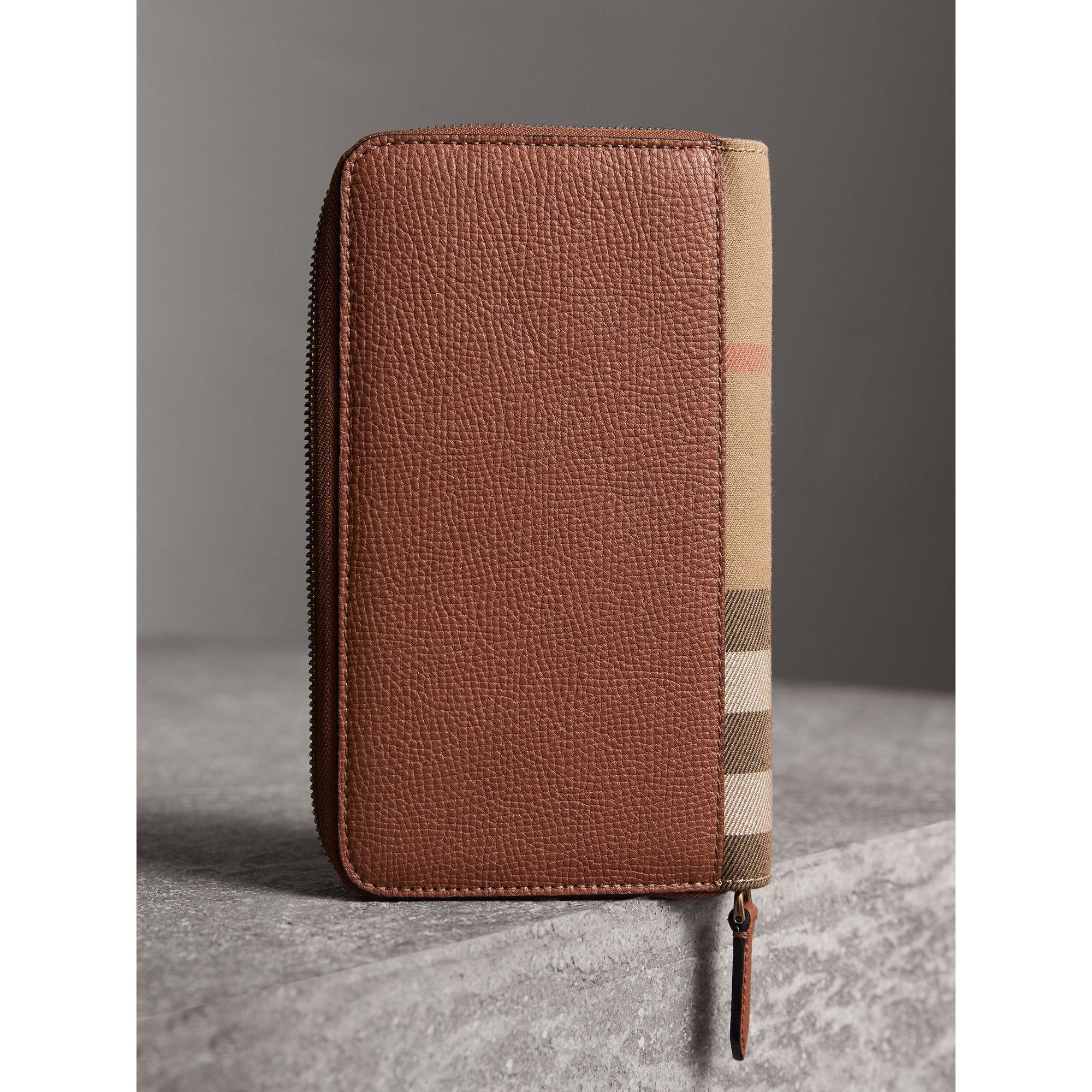 CHESTNUT BROWN Portefeuille zippé en cuir grainé et tissu House check