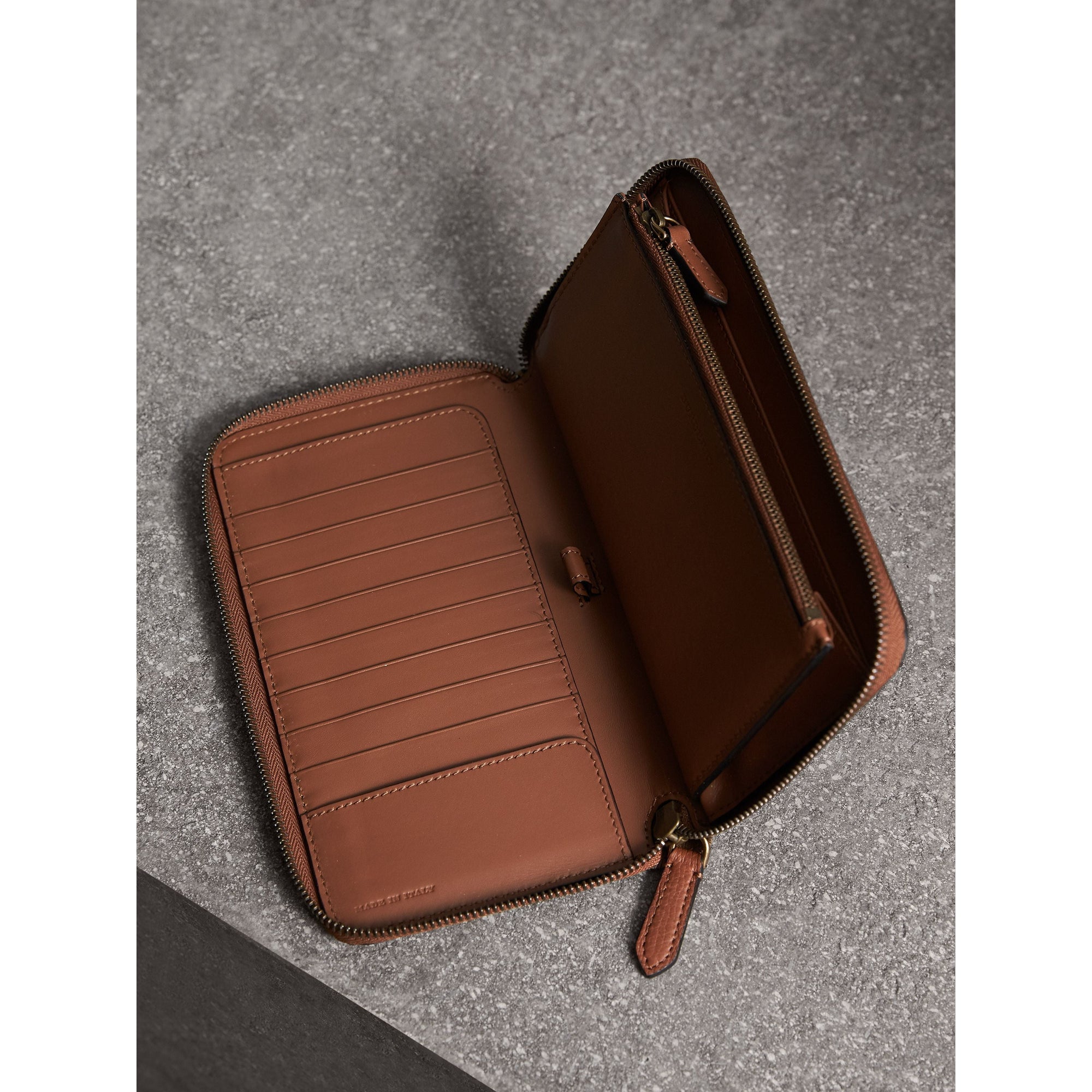 CHESTNUT BROWN Portefeuille zippé en cuir grainé et tissu House check