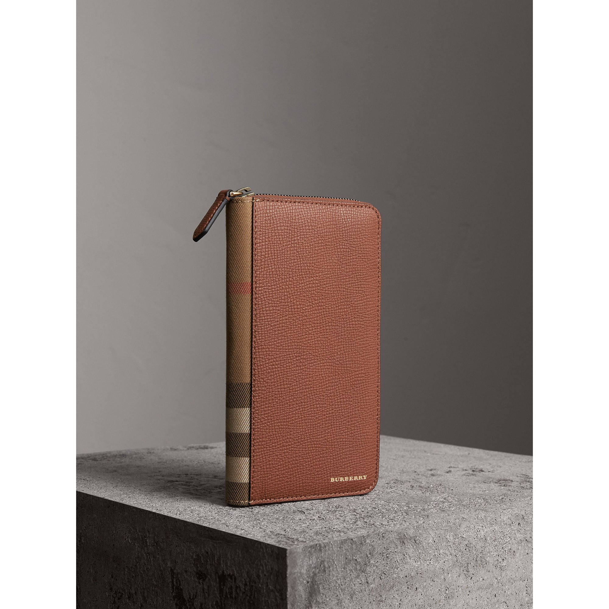 CHESTNUT BROWN Portefeuille zippé en cuir grainé et tissu House check
