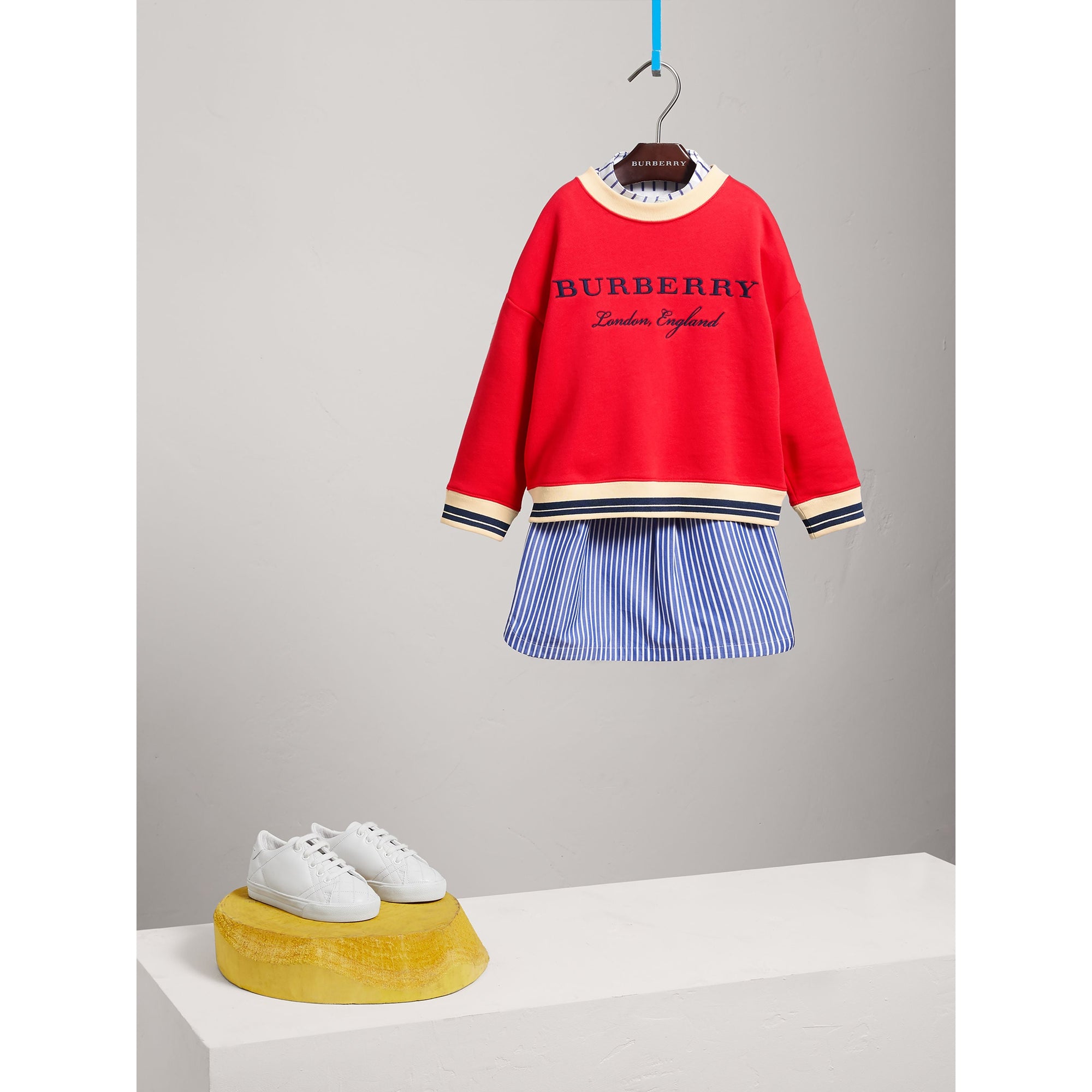 BRIGHT ORANGE RED Sweat-shirt en jersey de coton brodé avec base rayée
