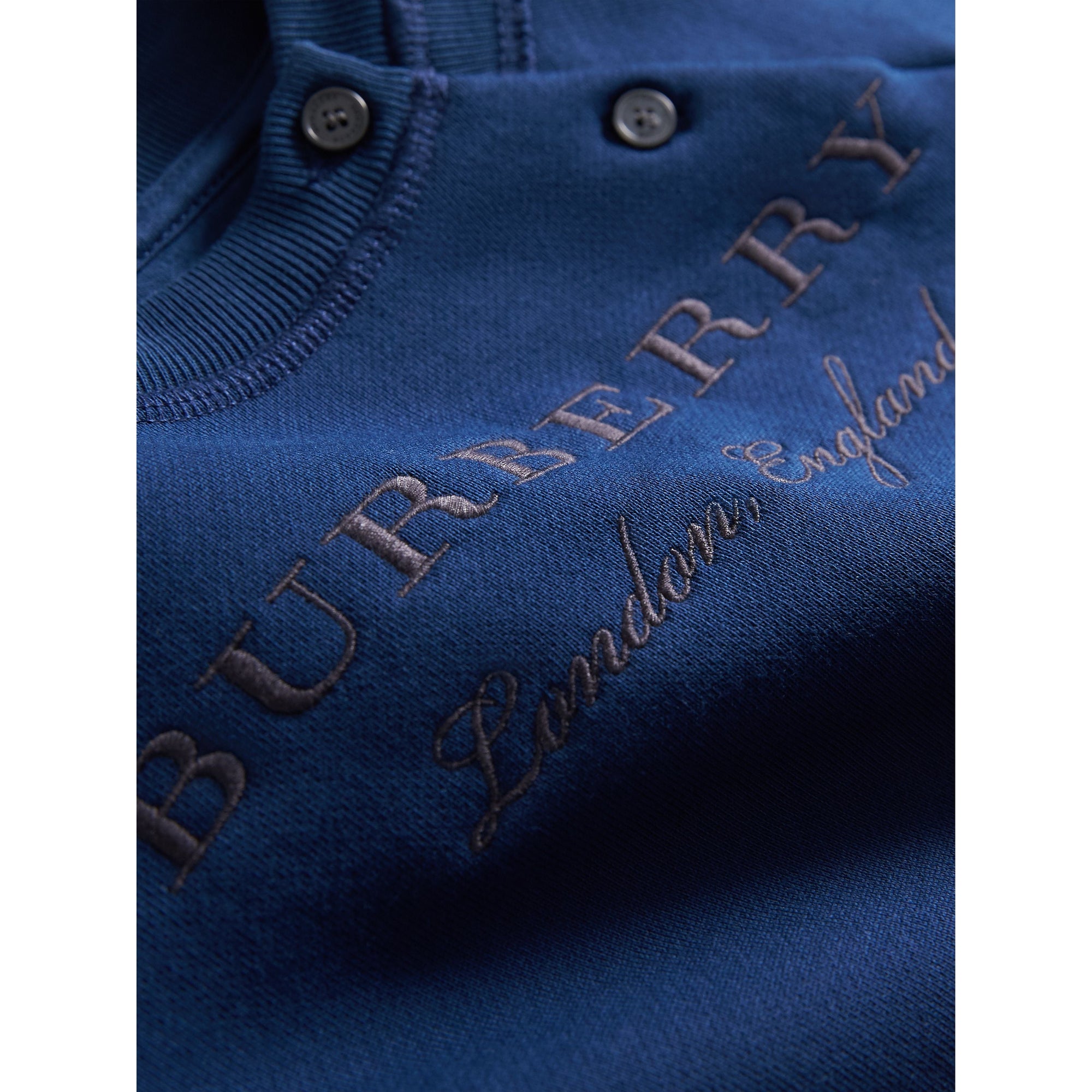 CANVAS BLUE Sweat-shirt en coton brodé avec rayures contrastantes