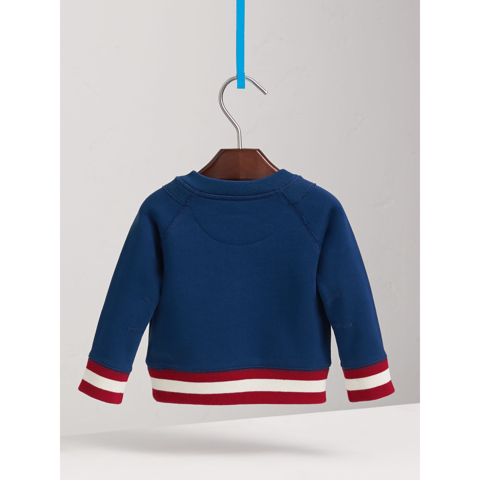 CANVAS BLUE Sweat-shirt en coton brodé avec rayures contrastantes