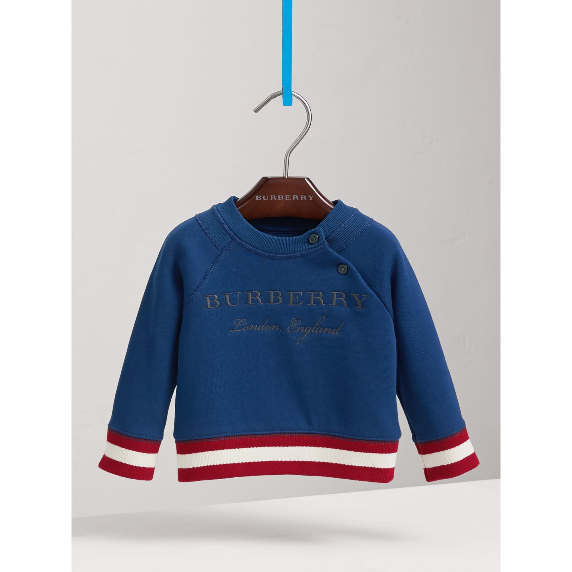 CANVAS BLUE Sweat-shirt en coton brodé avec rayures contrastantes