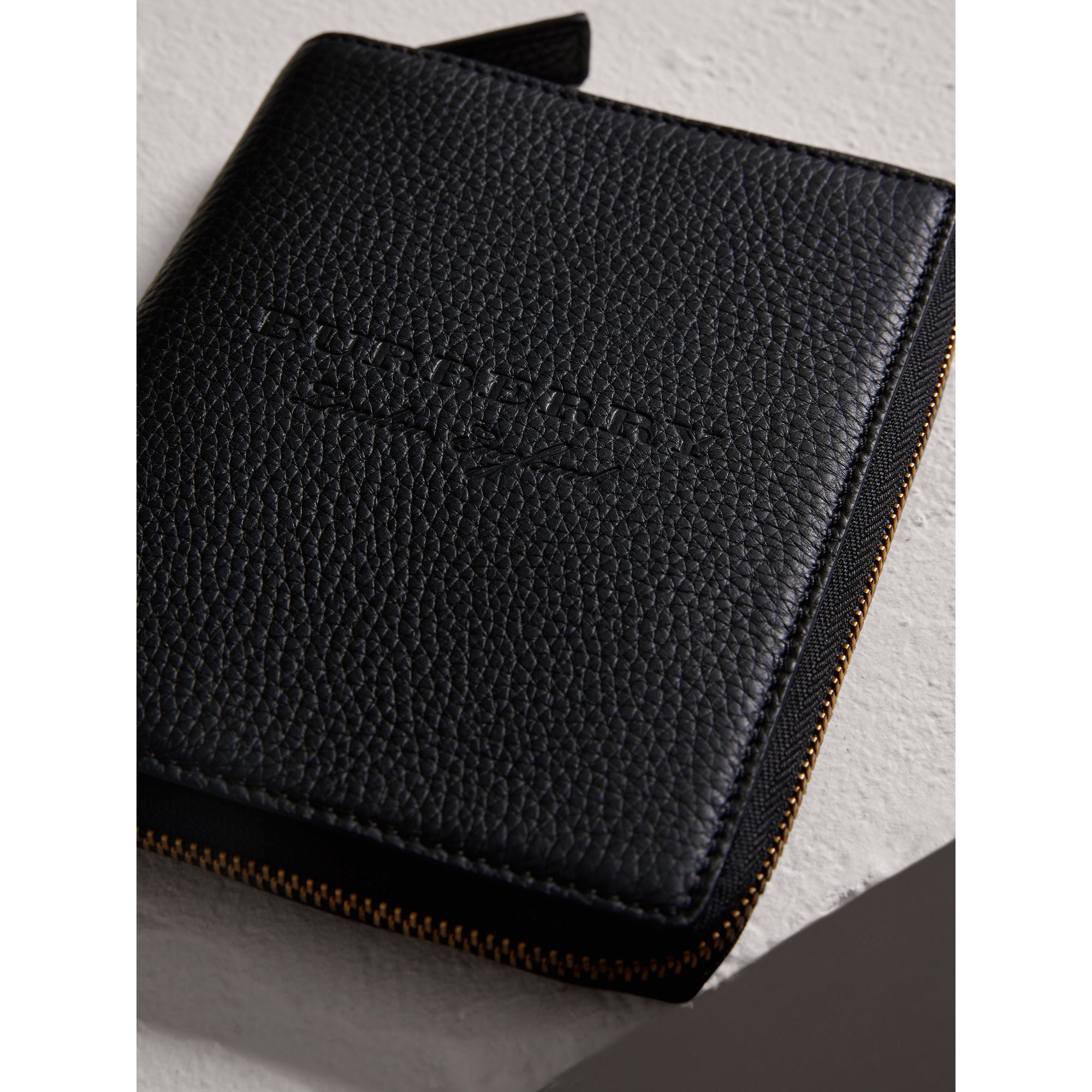 Étui zippé pour calepin A6 en cuir grainé estampé - Noir