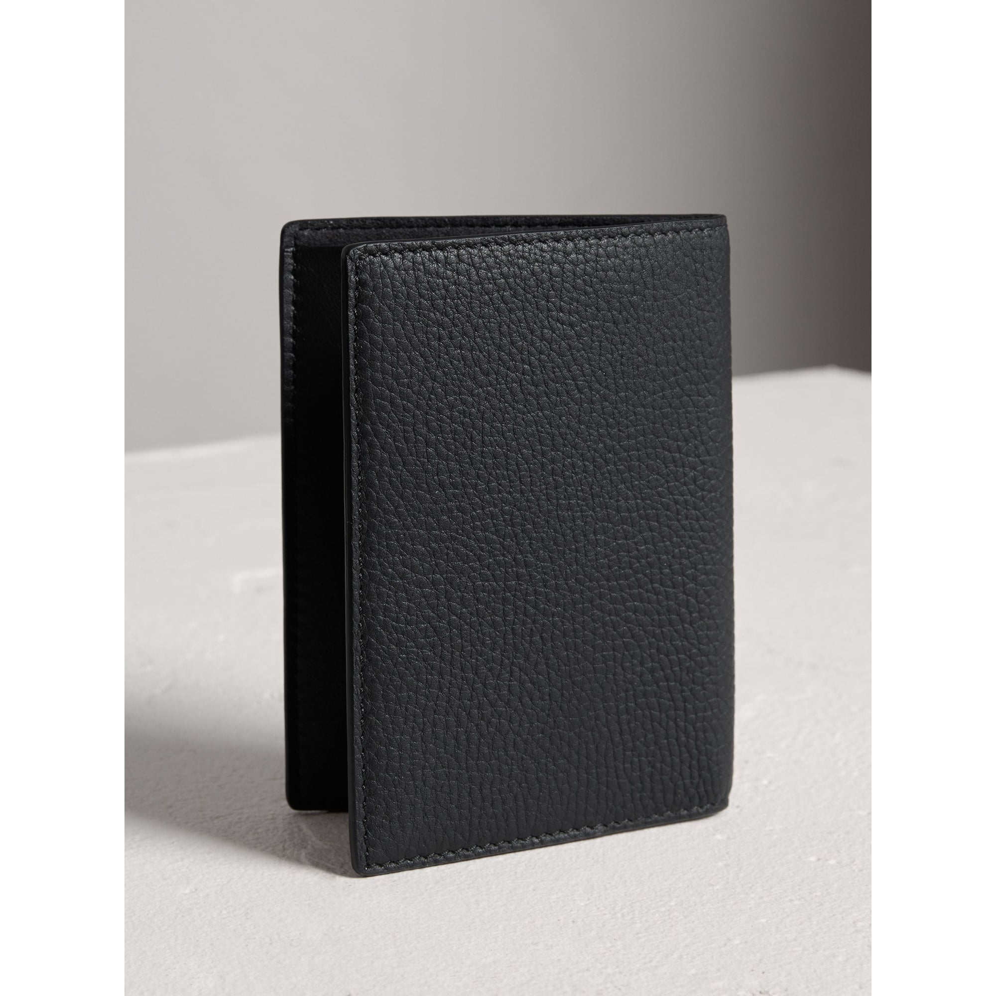 BLACK Étui pour passeport en cuir estampé