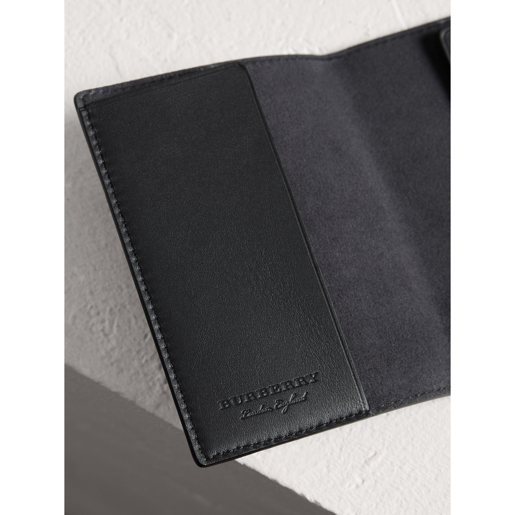 BLACK Étui pour passeport en cuir estampé