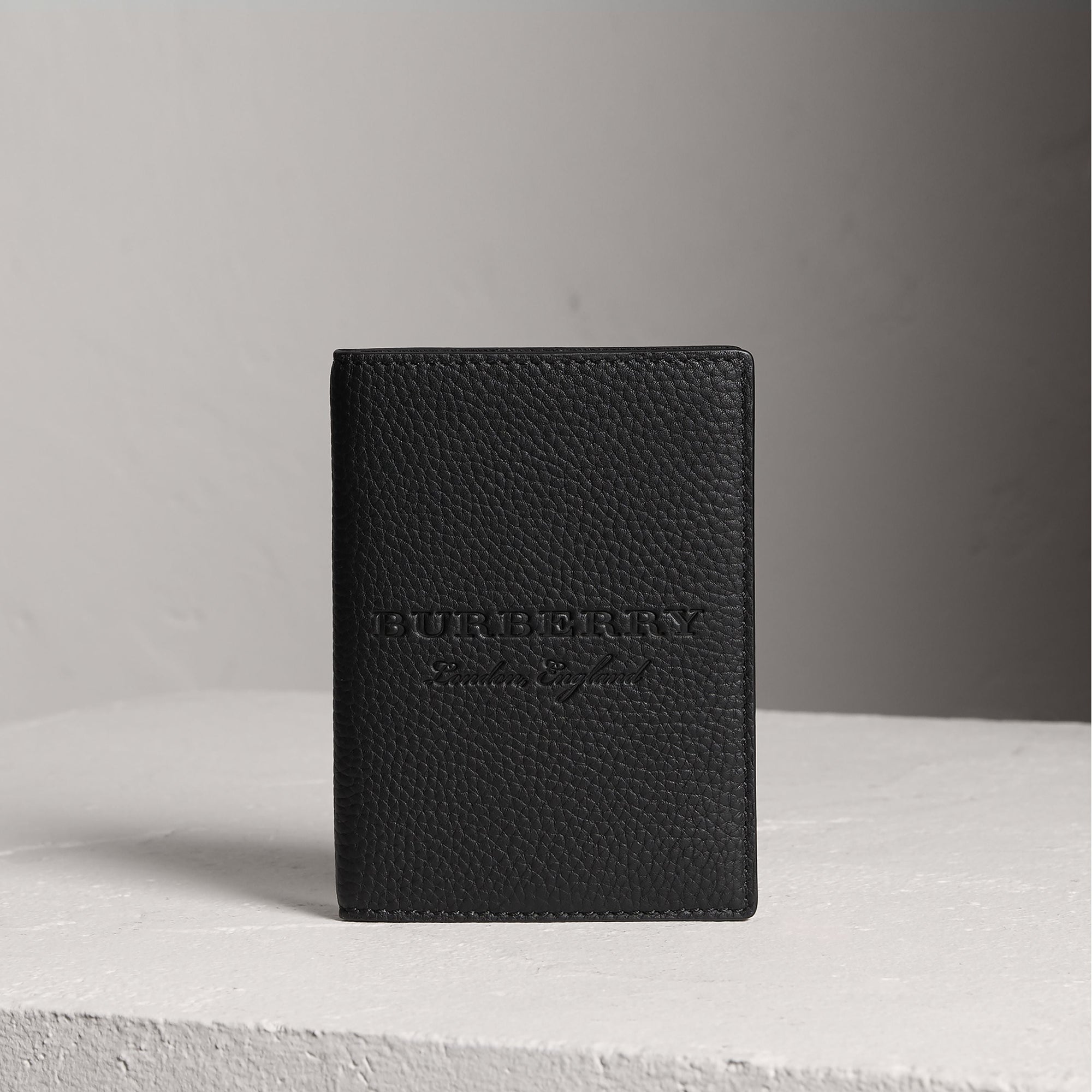 BLACK Étui pour passeport en cuir estampé
