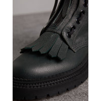 DEEP VIRIDIAN GREEN Bottes de style militaire en cuir grainé à franges