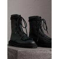 DEEP VIRIDIAN GREEN Bottes de style militaire en cuir grainé à franges