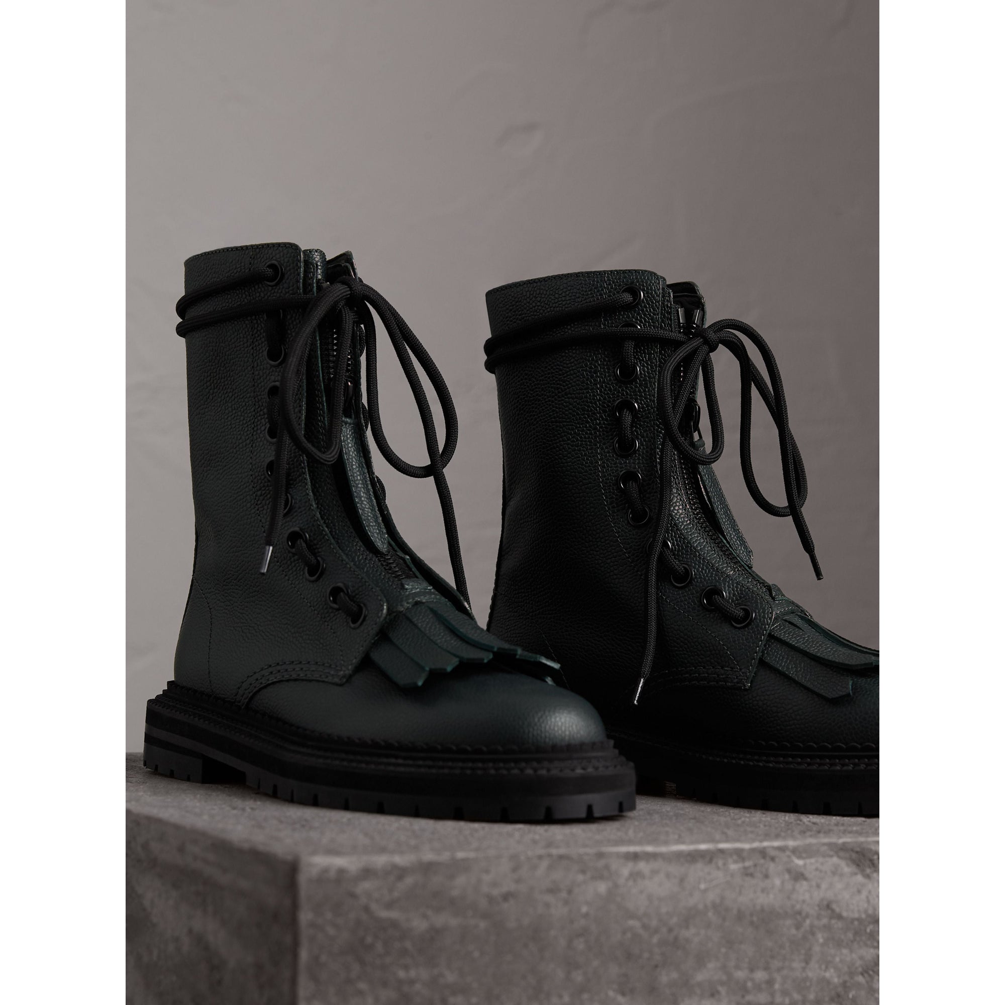 DEEP VIRIDIAN GREEN Bottes de style militaire en cuir grainé à franges