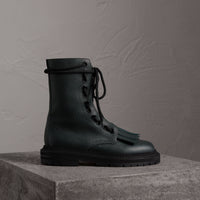DEEP VIRIDIAN GREEN Bottes de style militaire en cuir grainé à franges