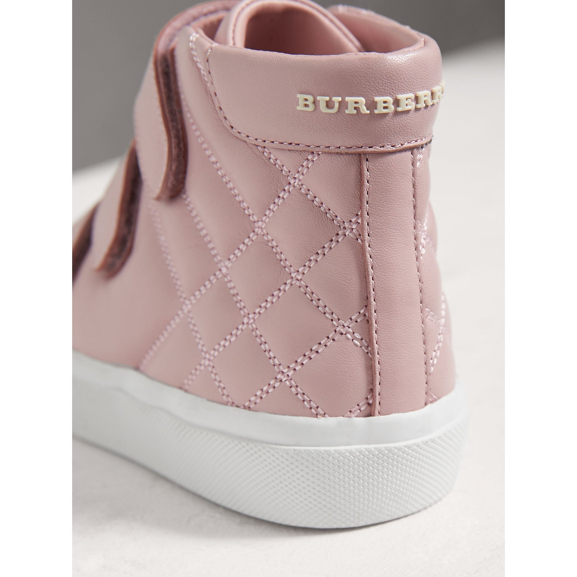 LIGHT PINK MELANGE Sneakers montantes en cuir avec matelassage à motif check