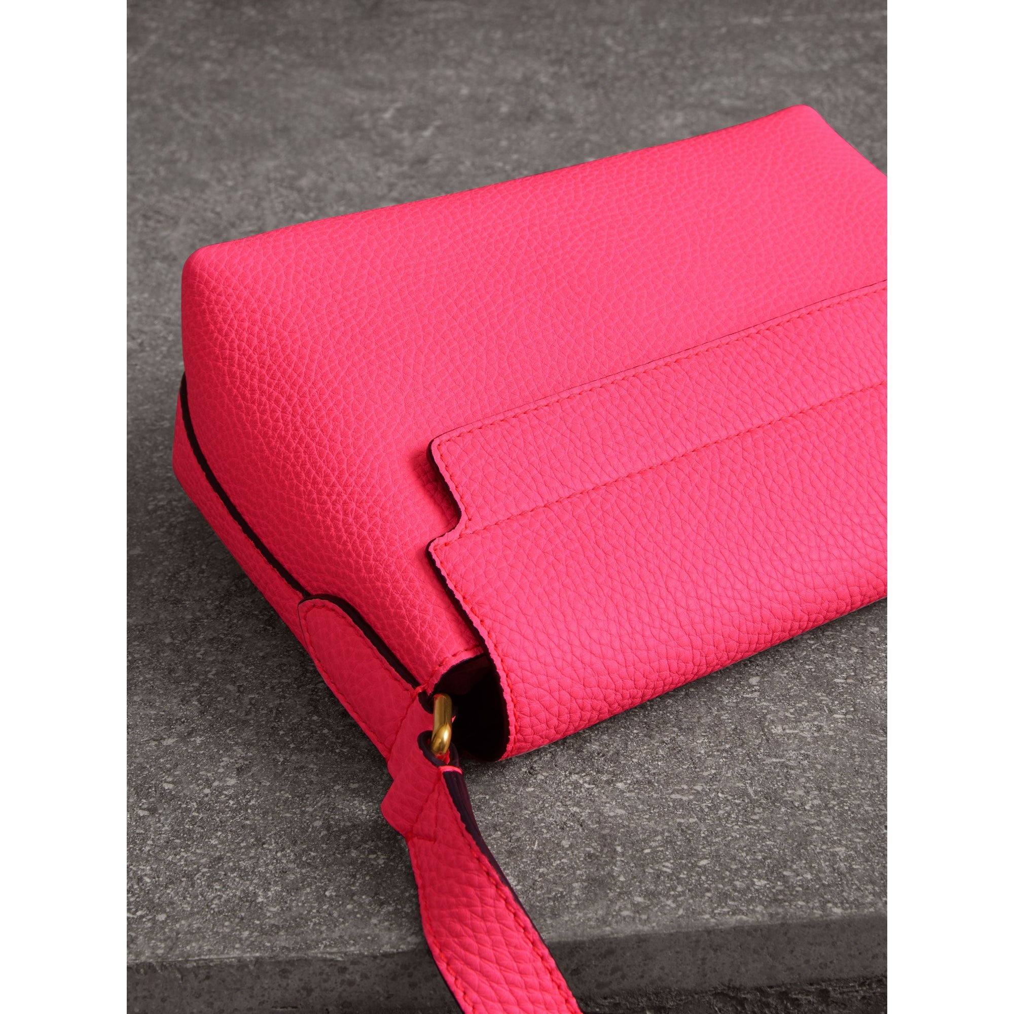 NEON PINK Petit sac Messenger en cuir néon estampé