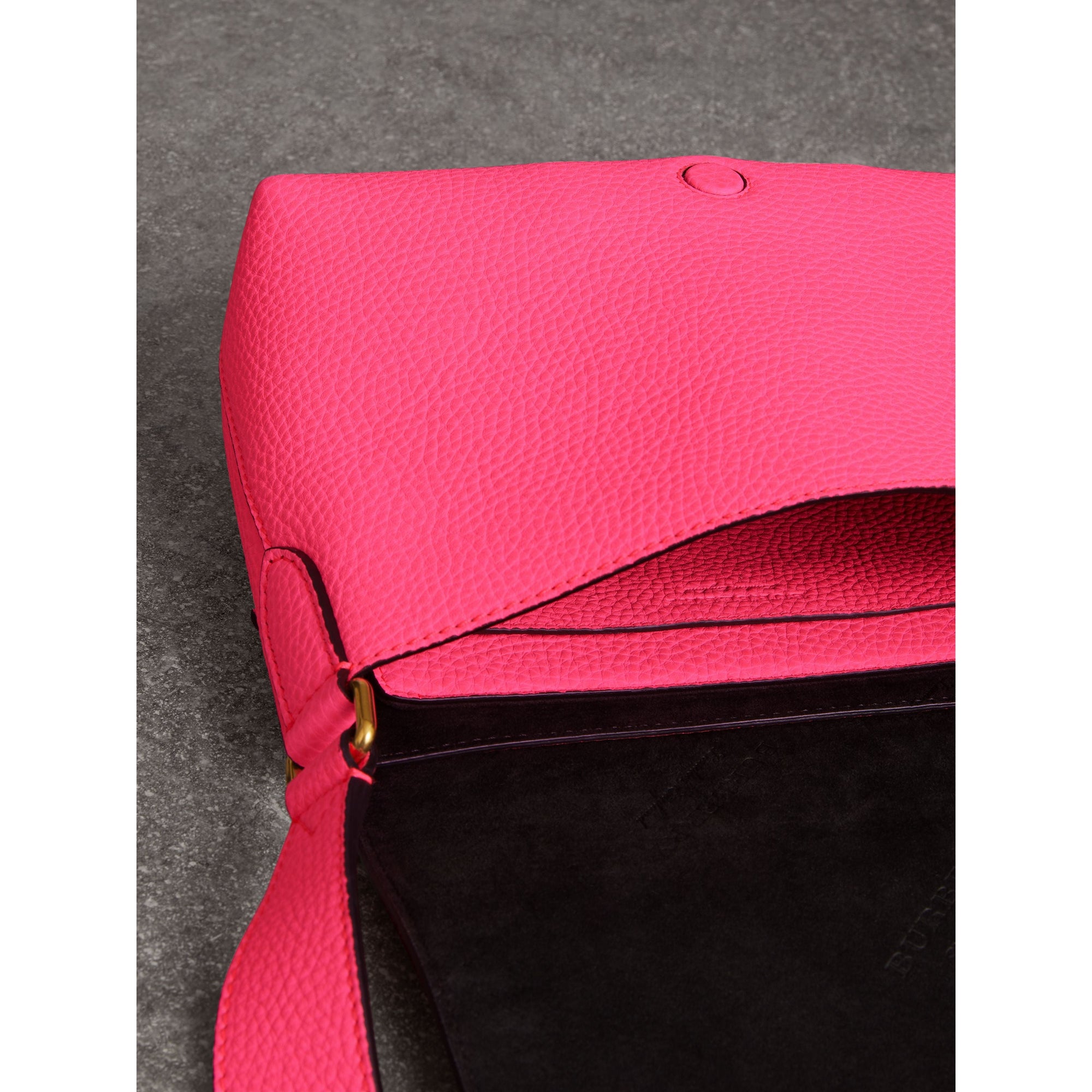 NEON PINK Petit sac Messenger en cuir néon estampé